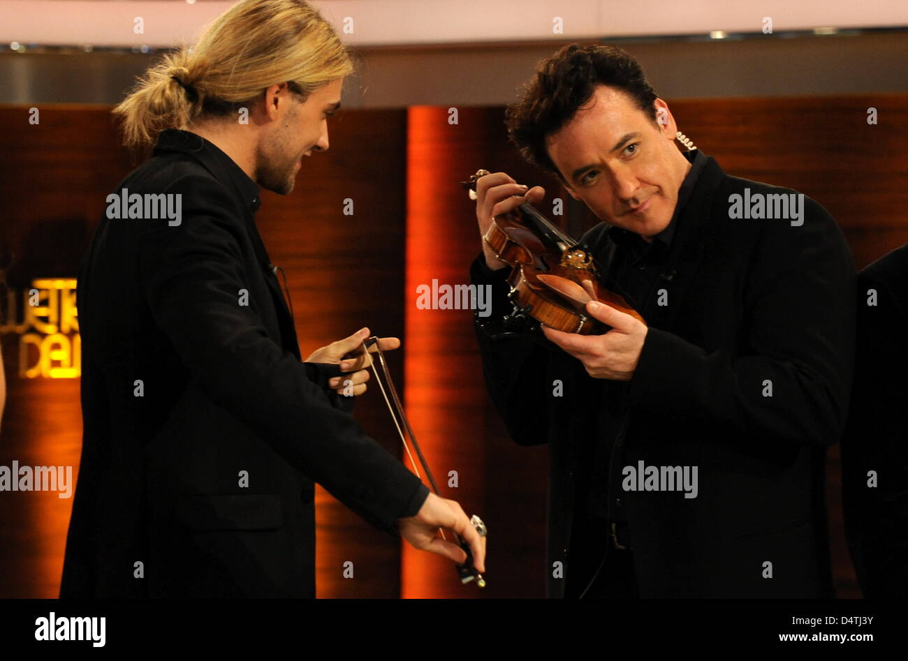 Violinist David Garret (L) and US actor John Cusack pictured during the German television show ?Wetten, dass..?? (?Wanna bet..??) in Braunschweig, Germany, 07 November 2009. Photo: Jochen Luebke / POOL Stock Photo