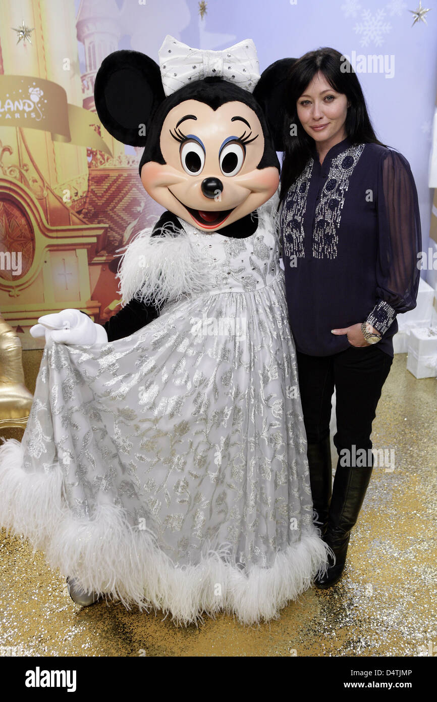 US actress Shannen Doherty (R) arrives for the opening of 2009 Christmas season at Disneyland Paris, France, 07 November 2009. Photo: Thomas Schulze Stock Photo