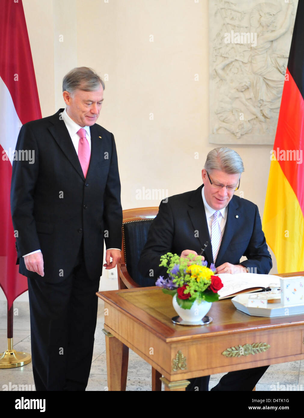 Latvian President Valdis Zatlers (R) signs the guestbook next to German President Horst Koehler at Bellevue Palace in Berlin, Germany, 10 November 2009. Zatlers is in Germany for an official state visit. Photo: KLAUS-DIETMAR GABBERT Stock Photo