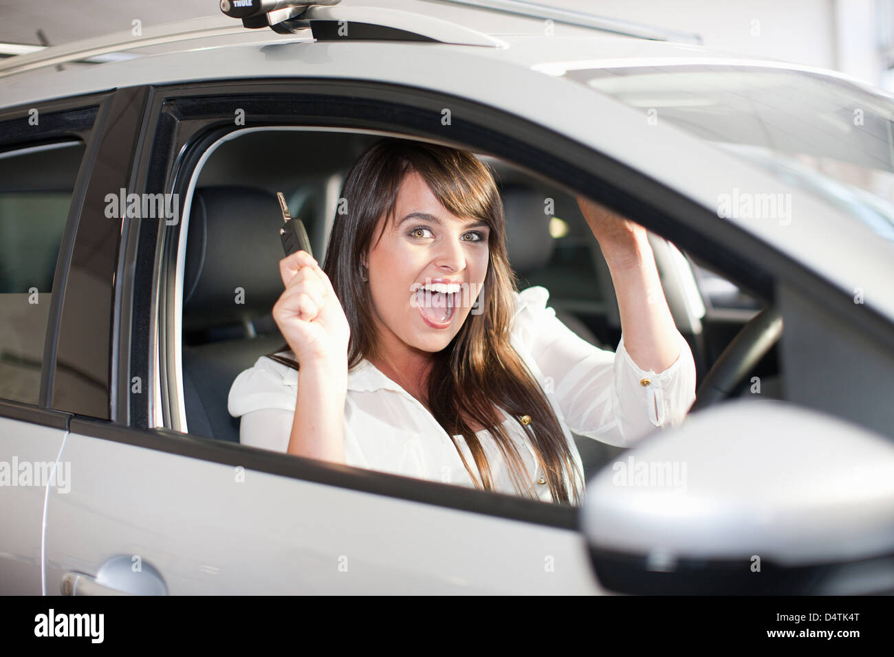 автокредит на новый автомобиль. о женщина. Give машина. радостная девушка в машине. Ann has a new car.