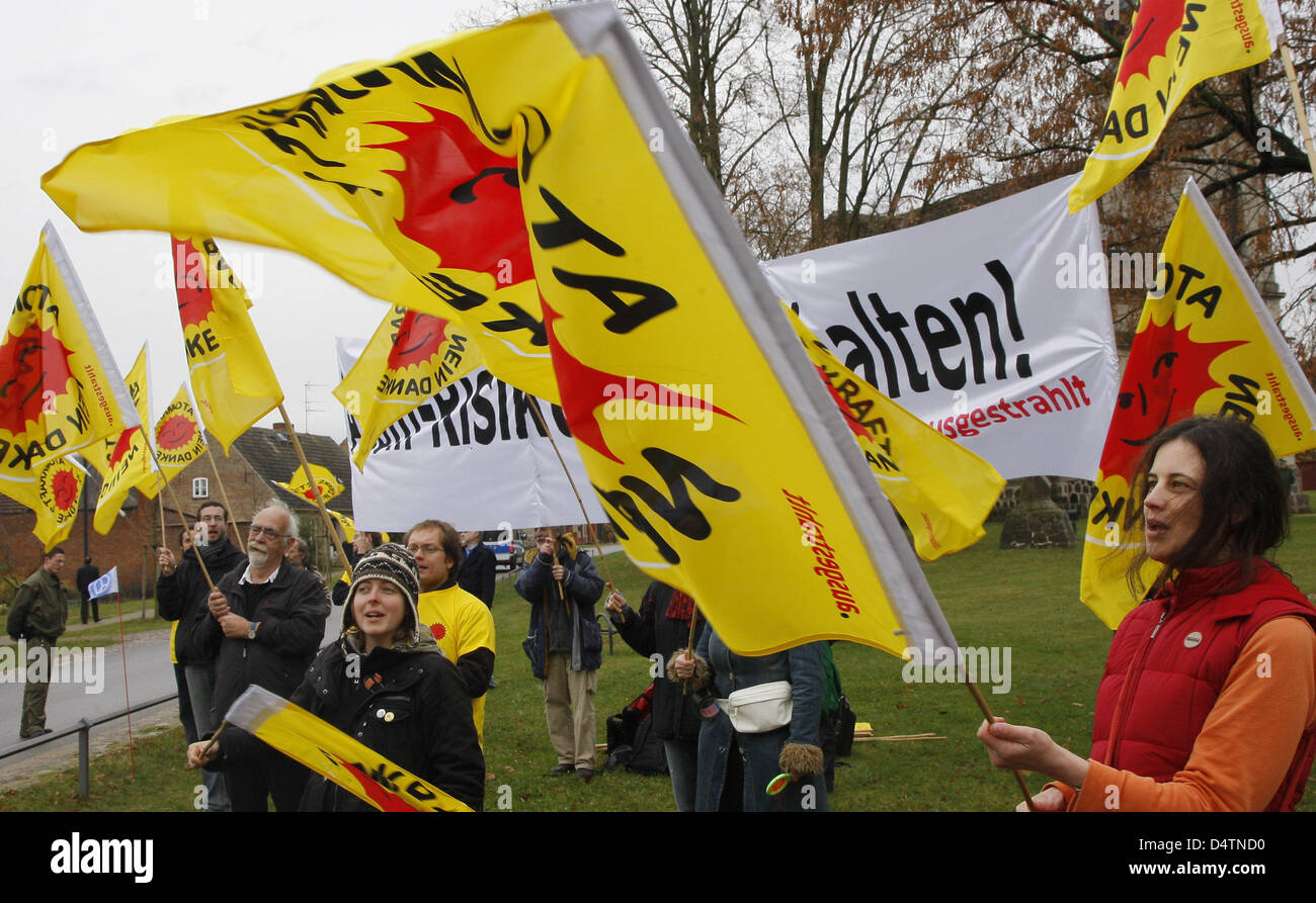 Opponents of nuclear power demonstrate at the cabinet conference at Meseberg Palace in Meseberg, Germany, 17 November 2009. The German government met for its first cabinet conference to discuss the economical and financial crisis, Afghanistan and the budget. Photo: BERND SETTNIK Stock Photo