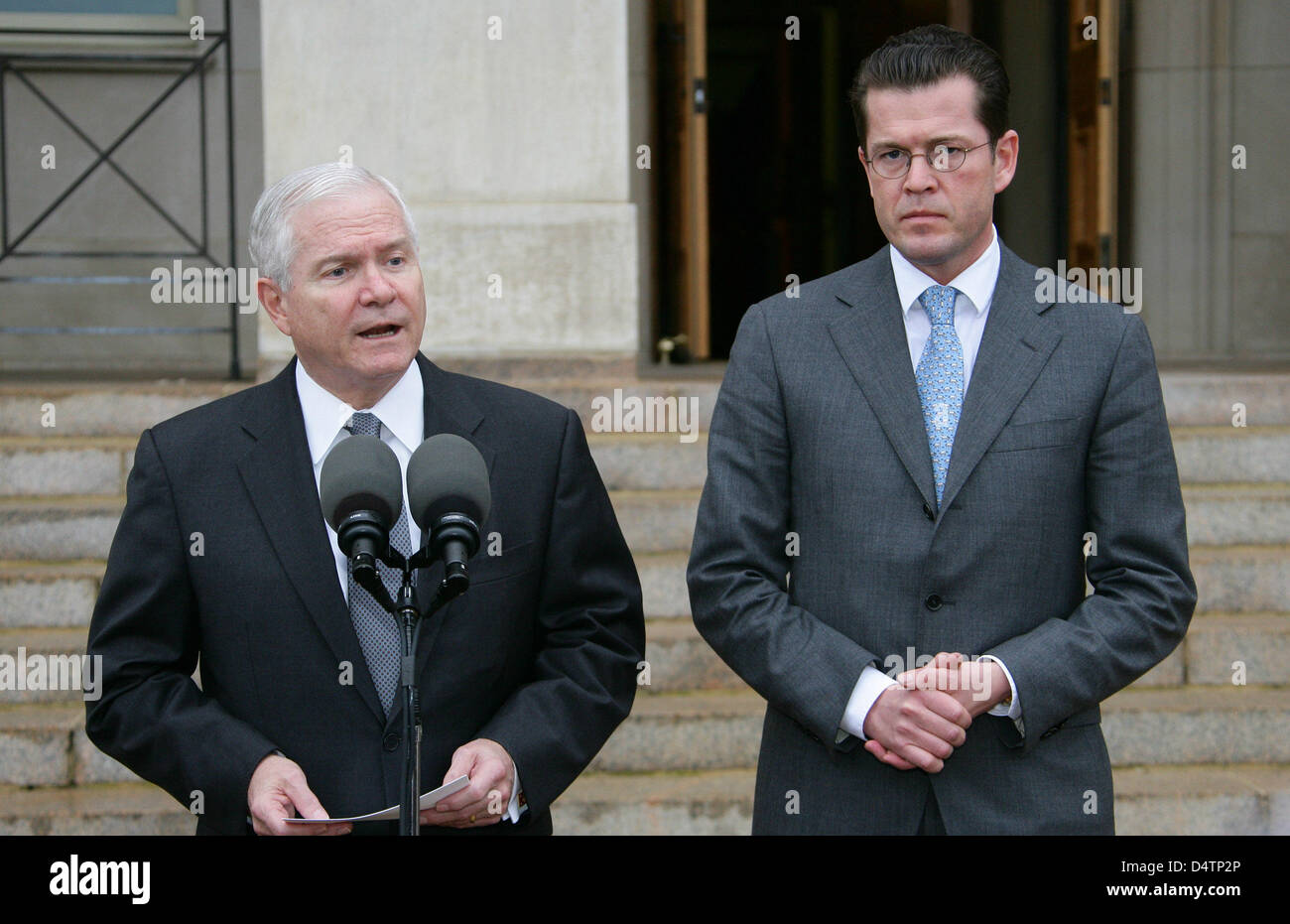 German Defence Minister Karl-Theodor zu Guttenberg (R) and his US counterpart Robert Gates stand next to each other at the US Department of Defense, the Pentagon, in Arlington, USA, 19 November 2009. The two politicians met for bilateral talks. Guttenberg makes inaugural visits to Paris and Washington at the moment. Photo: Michael Mandt Stock Photo
