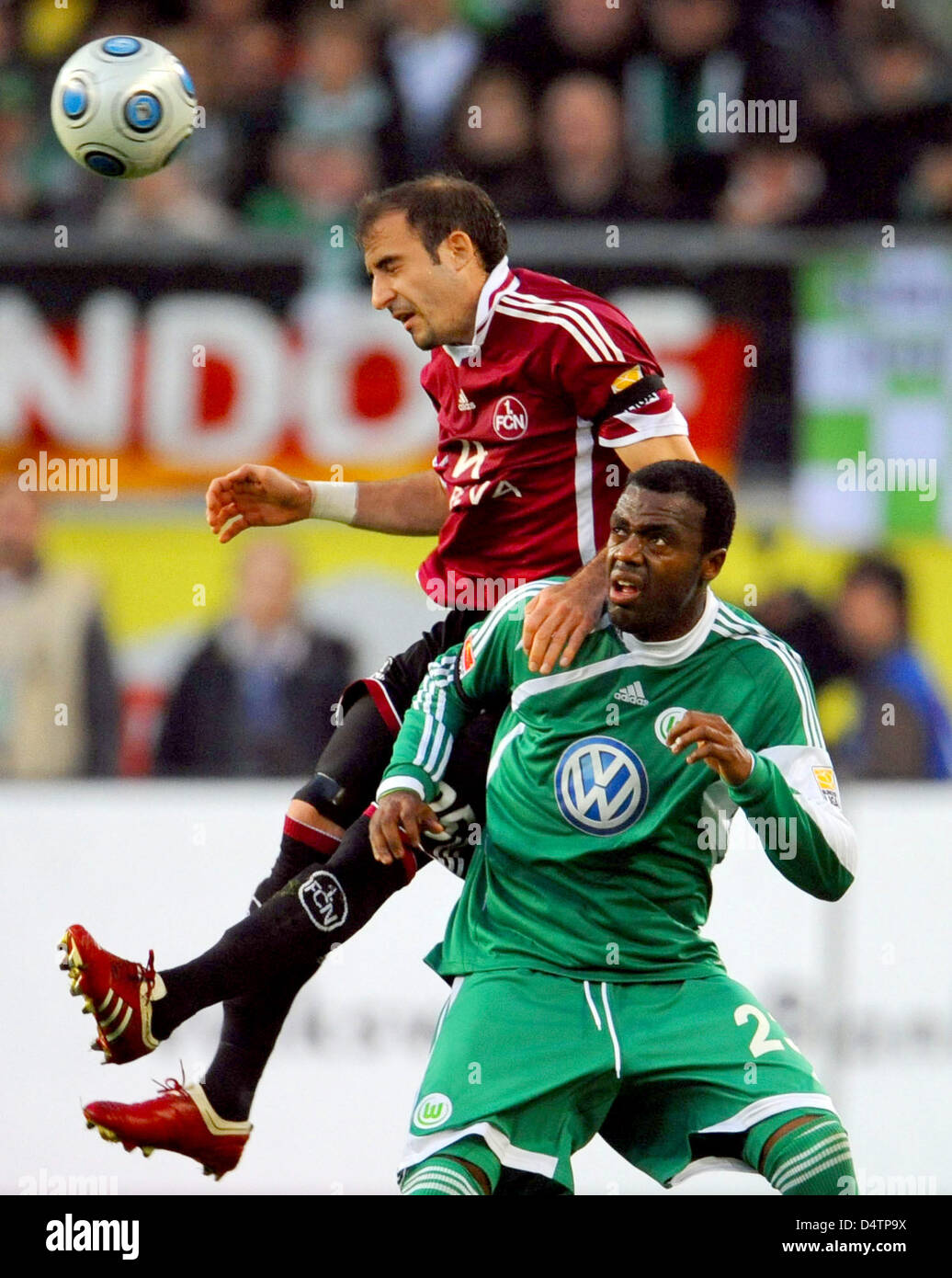 Wolfsburg?s Grafite (R) and Nuremberg?s Javier Horacio Pinola (L) vie for the header during the German Bundesliga soccer match VfL Wolfsburg vs FC Nuremberg at Volkswagen-Arena in Wolfsburg, Germany, 21 November 2009. Nuremberg won 2-3. Photo: PETER STEFFEN (ATTENTION: BLOCKING PERIOD! The DFL permits the further utilisation of the pictures in IPTV, mobile services and other new te Stock Photo