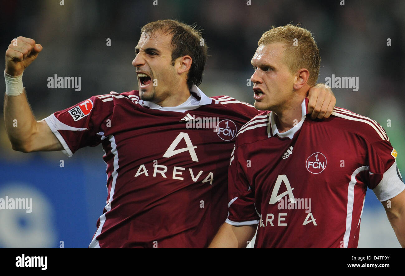 Nuremberg?s Javier Horacio Pinola (L) and Andreas Wolf celebrate their victory after the German Bundesliga soccer match VfL Wolfsburg vs FC Nuremberg at Volkswagen-Arena in Wolfsburg, Germany, 21 November 2009. Nuremberg won 2-3. Photo: PETER STEFFEN (ATTENTION: BLOCKING PERIOD! The DFL permits the further utilisation of the pictures in IPTV, mobile services and other new technolog Stock Photo