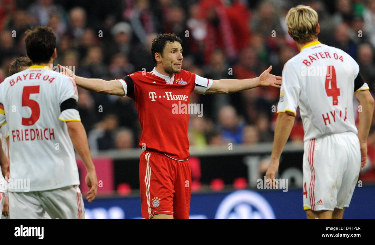 Bayern Munich?s Mark van Bommel (C) complains next to Leverkusen?s Manuel Friedrich (L) and Sami Hyypiae during the German Bundesliga match FC Bayern Munich vs Bayer 04 Leverkusen at Allianz Arena stadium in Munich, Germany, 22 November 2009. The match ended in a 1-1 draw. Photo: TOBIAS HASE (ATTENTION: BLOCKING PERIOD! The DFL permits the further utilisation of the pictures in IPT Stock Photo