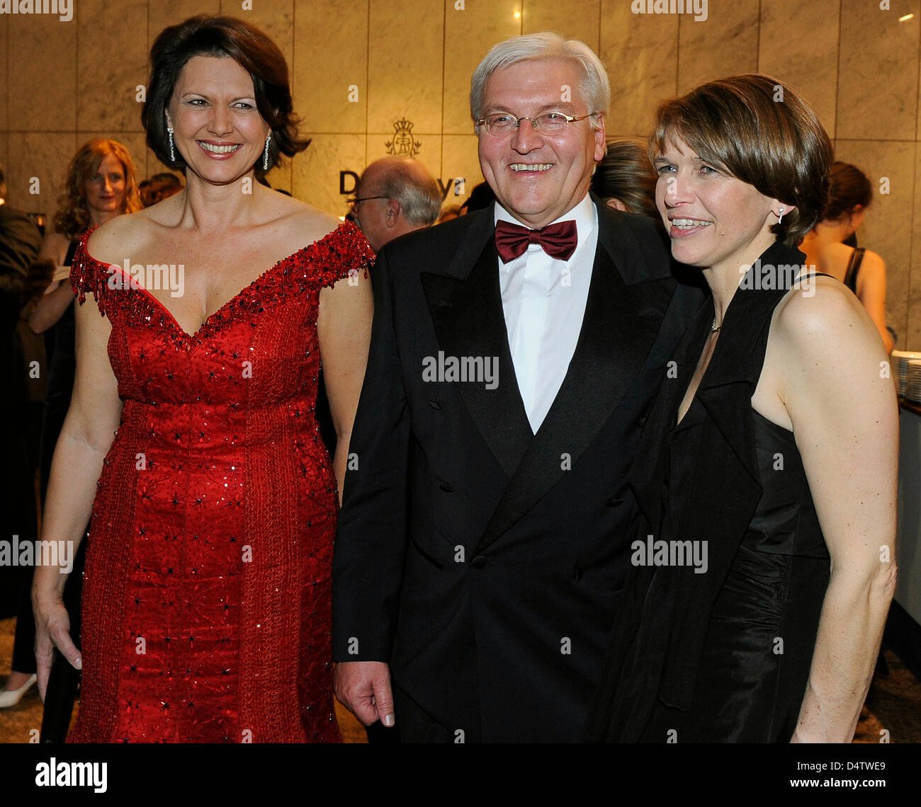 German Agriculture Minister Ilse Aigner (L-R), parliamentary party leader  of the SPD, Frank-Walter Steinmeier, and his wife Elke Buedenbender attend  the German Press Ball at the Hotel Intercontinental in Berlin, Germany, 27
