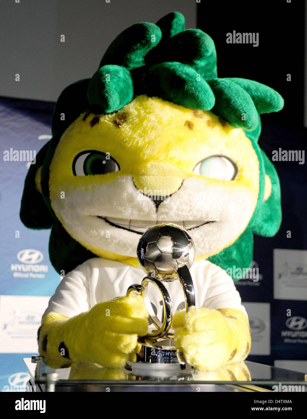 Mascot Zakumi presents the Best Young Player Award of the FIFA World Cup 2010 in Cape Town, South Africa, 02 December 2009. The award is sponsored by Hyundai. Photo: Bernd Weissbrod Stock Photo