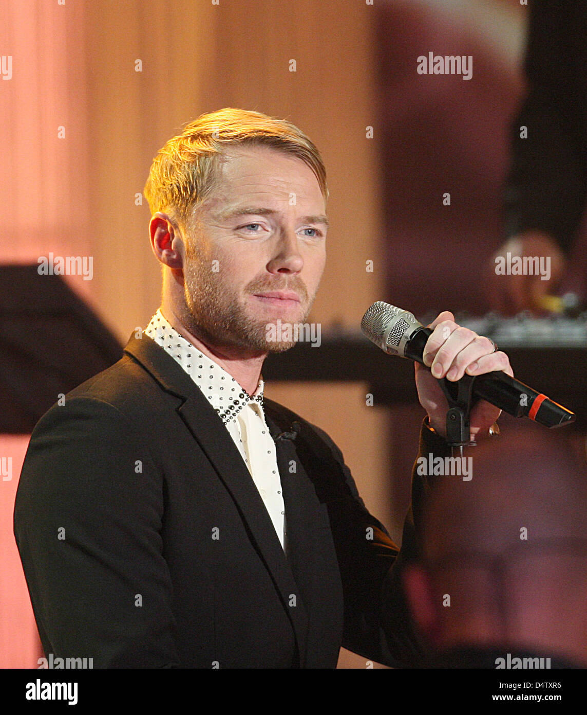 Singer Ronan Keating performs at the German television show 'Die schoensten Weihnachtshits' ('The loveliest Christmas hits'), a show of the German television channel 'ZDF' in Munich, Germany, 02 December 2009. The gala took place for the benefit of the German aid organisations 'Misereor' and 'Brot fuer die Welt' ('Bread for the world'). Both aid organisations provide assistance for Stock Photo