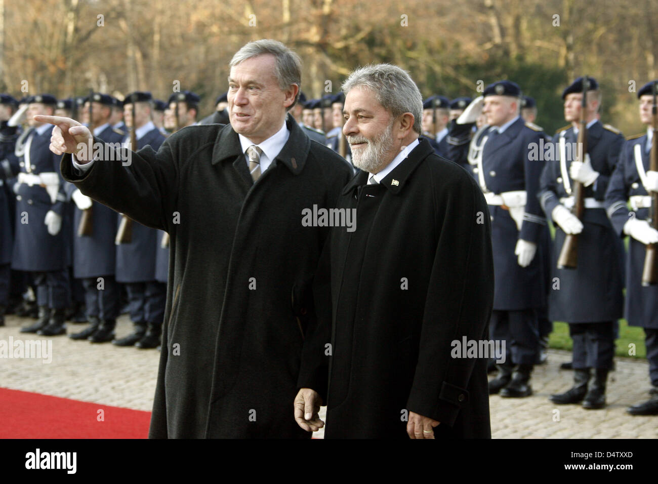 German President Horst Koehler (L) receives the president of Brazil Luiz Inácio Lula da Silva in front of 'Schloss Bellevue' ('Bellevue Palace') in Berlin, Germany, 03 December 2009. The guest from Brazil will spend several days in Germany. Photo: WOLFGANG KUMM Stock Photo