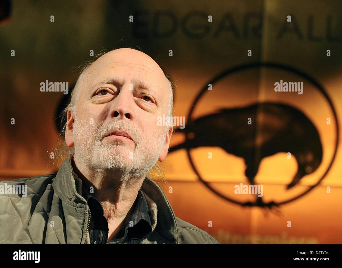 FILE - British composer and writer Eric Woolfson attends a press conference for the musical 'Edgar Allan Poe' in Berlin, Germany, 16 January 2009. Woolfson died aged 64 on 03 December 2009. He was cofounder of the rock band 'The Alan Parsons Project' and composed musicals like 'Gaudi', 'Gambler', 'Dancing shadows' and 'Edgar Allan Poe', which premiered in Halle, Germany, August 200 Stock Photo