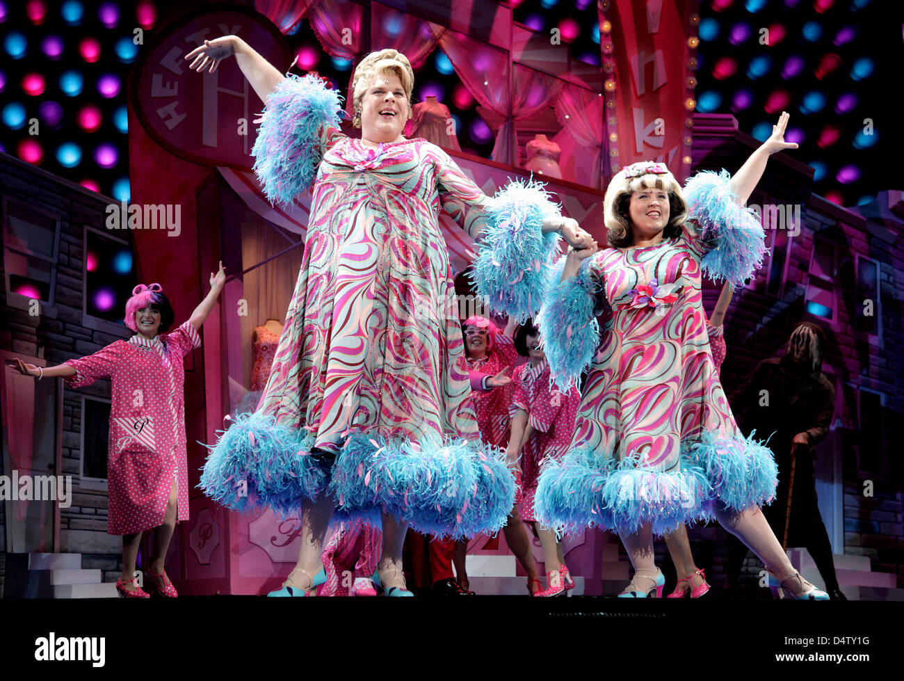 Maite Kelly as Tracy Turnblad (R) and Tetje Mierendorf as Edna Turnblad