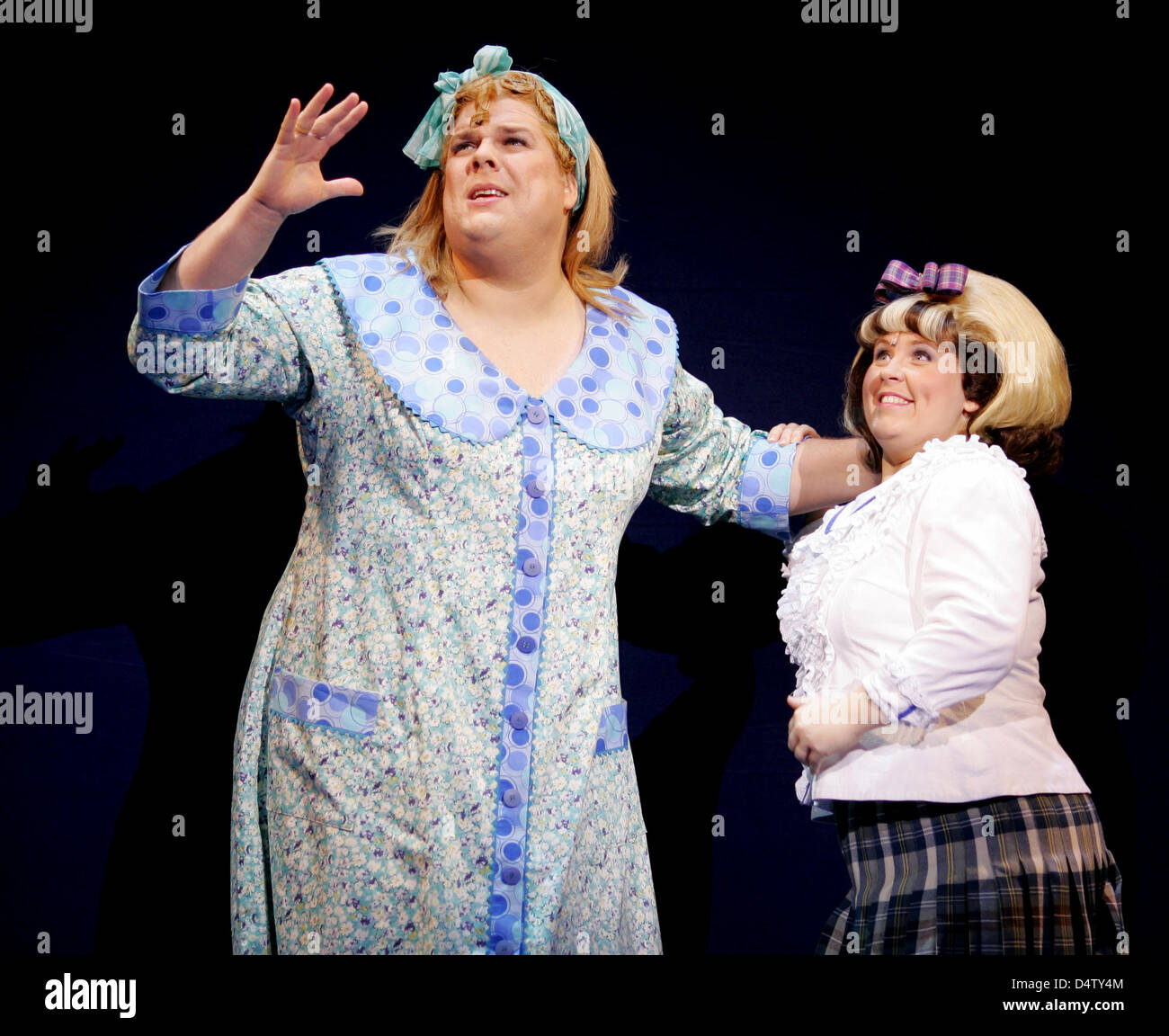 Maite Kelly as Tracy Turnblad (R) and Tetje Mierendorf as Edna Turnblad