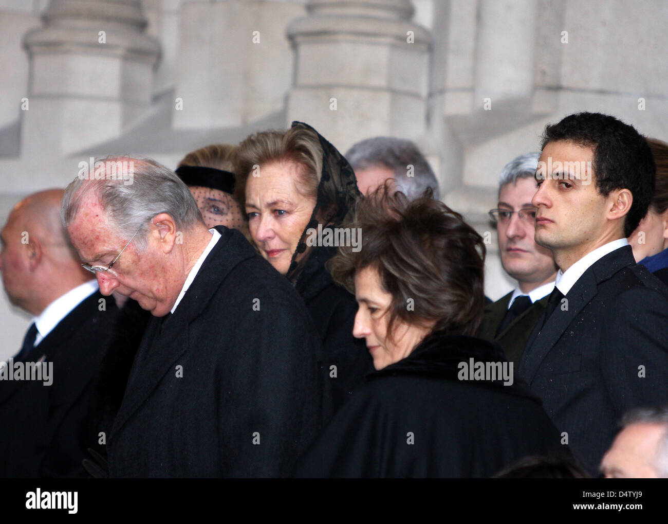 Queen Paola (3-L) and her husband King Albert of Belgium (2-L) attend the funeral ceremony of Princess Lea's late husband Prince Alexander of Belgium in Laken, Belgium, 04 December 2009. Prince Alexander died on 29 November 2009. He was the half-brother of King Albert II of Belgium. Photo: Albert Nieboer (NETHERLANDS OUT) Stock Photo