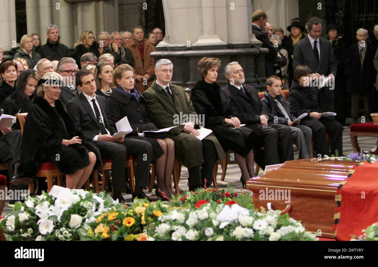 Princess Lea of Belgium (L) and members of the royal family attend the  funeral ceremony for Prince Alexander of Belgium in Laken, Belgium, 04  December 2009. Prince Alexander died on 29 November