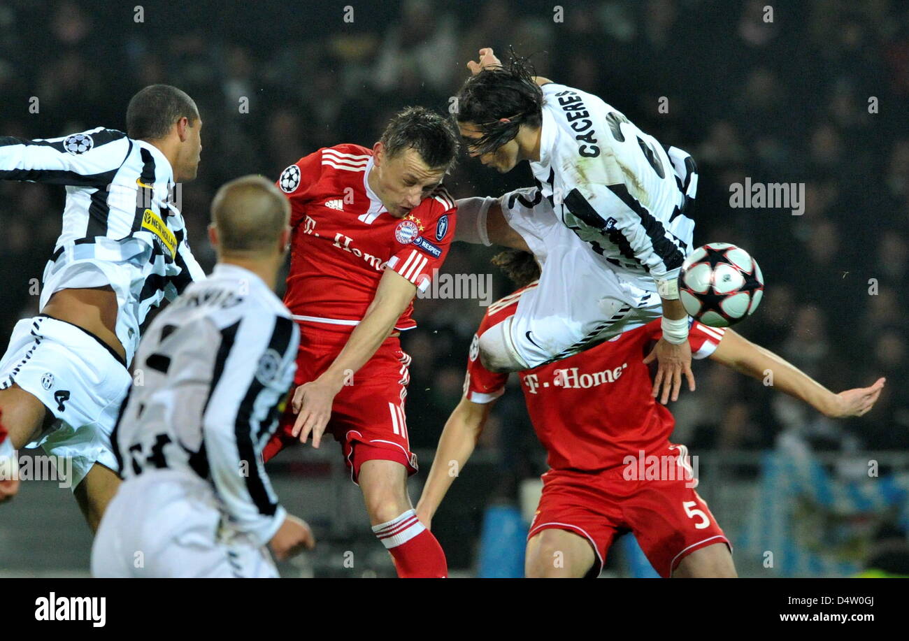 Bayern Munich?s Ivica Olic (C) vies for the ball with Juventus Turin?s Felipe Melo (l) and Martin Caceres (R) during the Champions League match Juventus Turin vs Bayern Munich at the Olympic Stadium in Turin, Italy, 08 December 2009. Bayern Munich defeated Juventus Turin 4-1. Photo: Peter Kneffel Stock Photo
