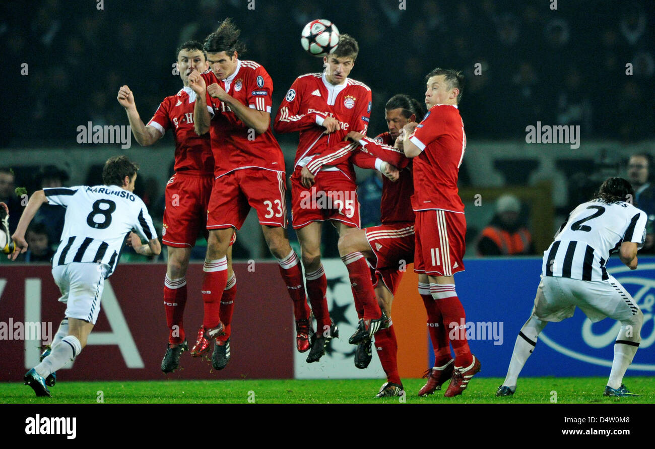 Bayern Munich?s Mark van Bommel (L-R), Mario Gomez, Thomas Mueller, Martin Demichelis and Ivica Olic and Juventus Turin?s Claudio Marchisio (L) and Martin Caceres (R) seen in action during the Champions League match Juventus Turin vs Bayern Munich at the Olympic Stadium in Turin, Italy, 08 December 2009. Bayern Munich defeated Juventus Turin 4-1. Photo: Peter Kneffel Stock Photo