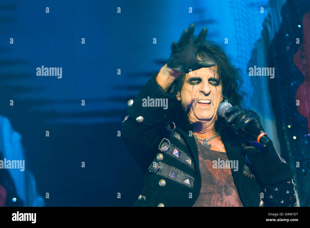 US hard rock legend Alice Cooper performs in Schwerin, Germany, 09 December 2009. The inventor of shock rock currently tours Europe with the 'Theatre of Death Tour', Schwerin is the tour's only Germany stop. Photo: Jens Buettner Stock Photo