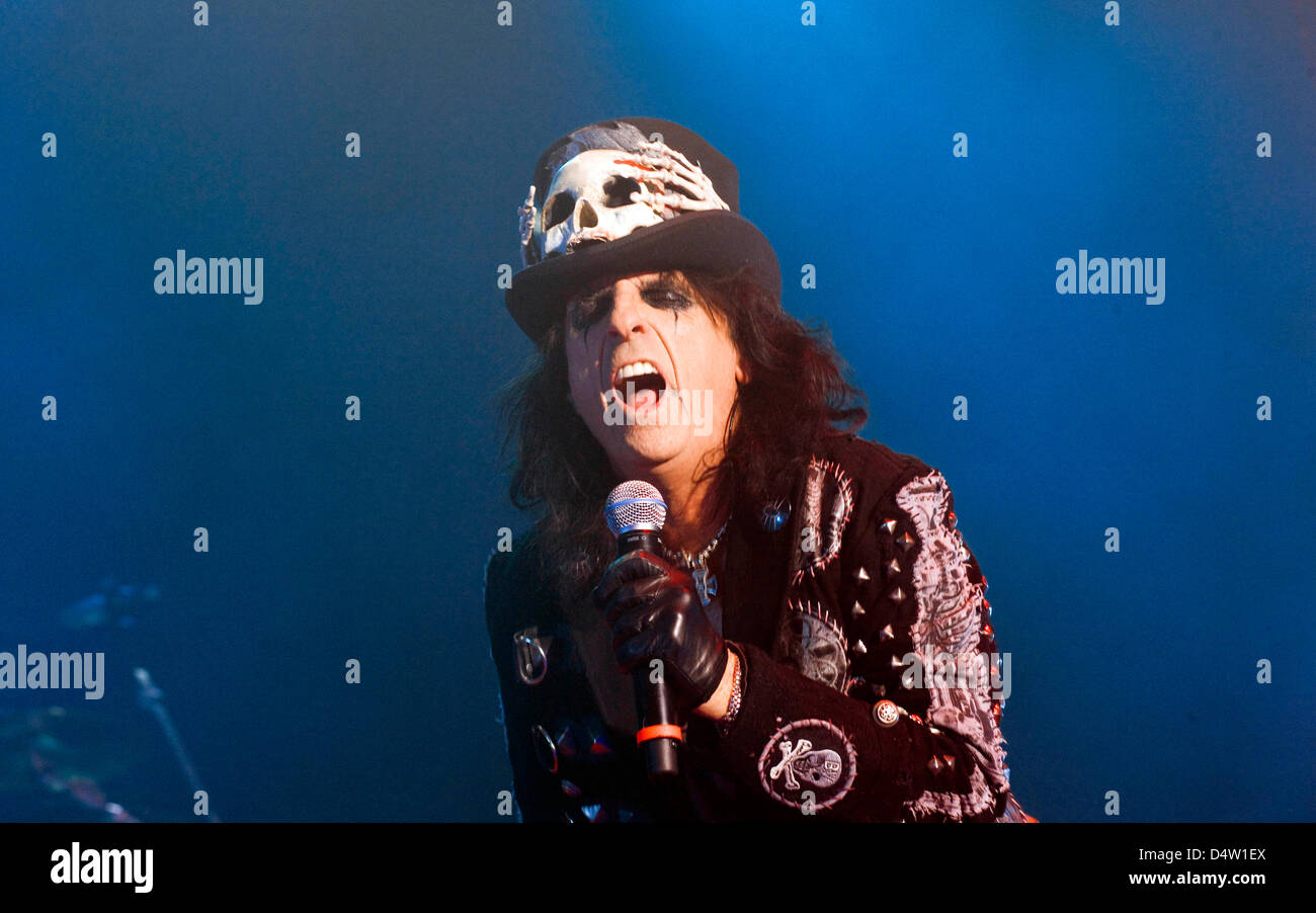 US hard rock legend Alice Cooper performs in Schwerin, Germany, 09 December 2009. The inventor of shock rock currently tours Europe with the 'Theatre of Death Tour', Schwerin is the tour's only Germany stop. Photo: Jens Buettner Stock Photo