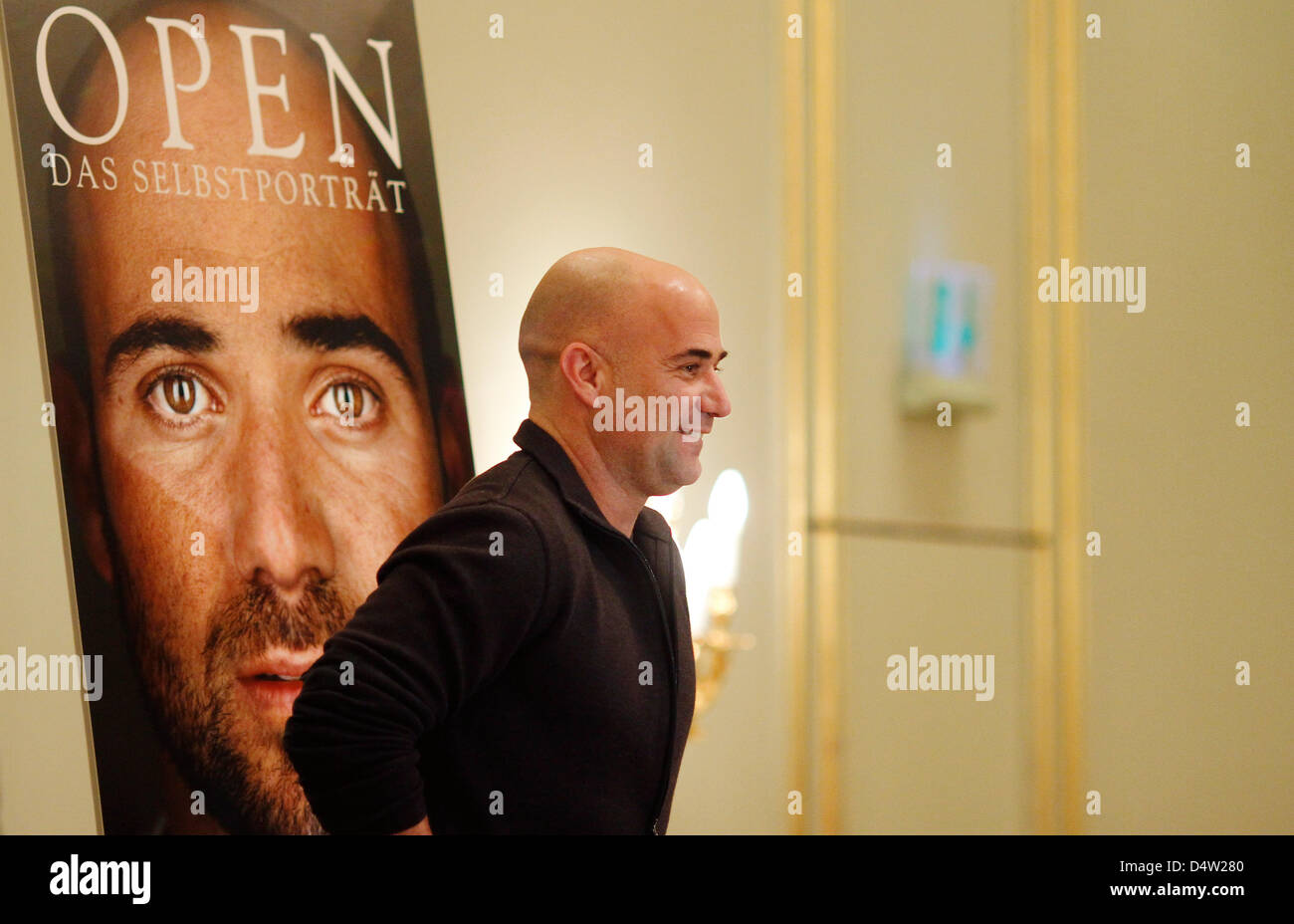US former tennis champion Andre Agassi presents his autobiography 'Open' in Berlin, Germany, 11 December 2009. Photo: HANNIBAL Stock Photo
