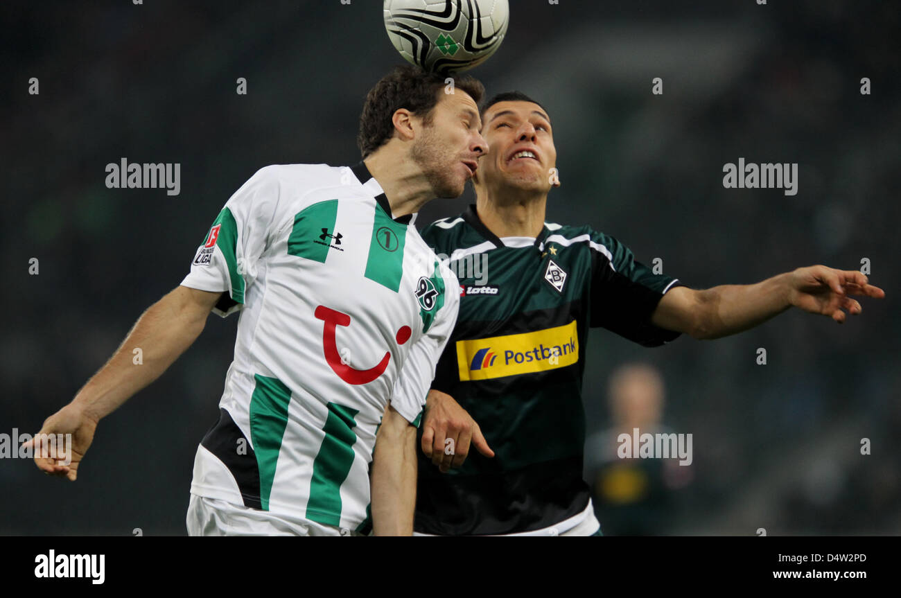 Moenchengladbach's Karim Matmour (R) and Hanover's Steven Cherundolo vie for the ball during the German Bundesliga match Borussia Moenchengladbach vs Hanover 96 at Borussia-Park Stadium in Moenchengladbach, Germany, 12 December 2009. Photo: ROLF VENNENBERND (ATTENTION: EMBARGO CONDITIONS! The DFL permits the further utilisation of the pictures in IPTV, mobile services and other new Stock Photo