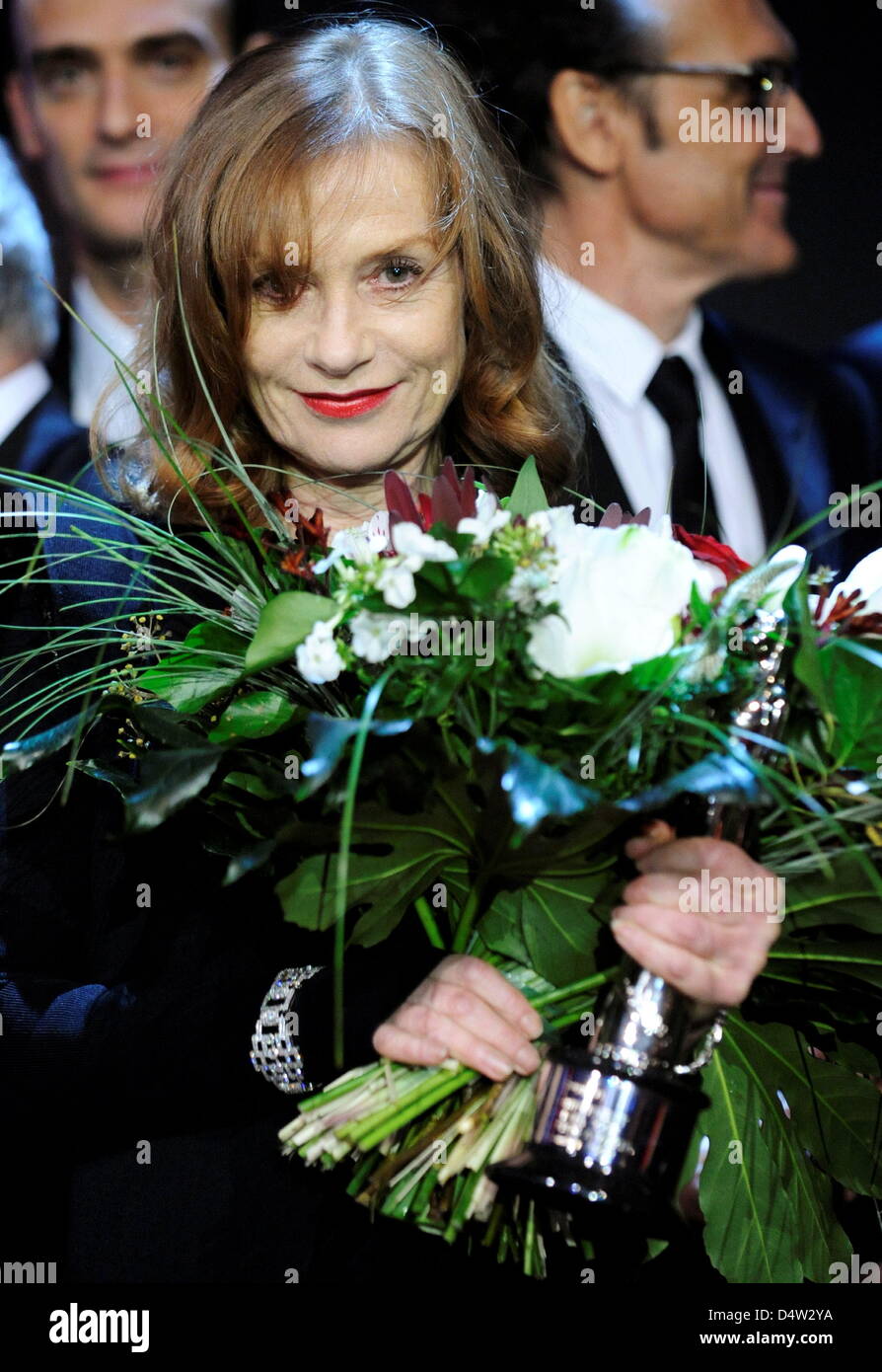 Die französische Schauspielerin Isabelle Huppert posiert am Samstag (12.12.2009) in der Jahrhunderthalle in Bochum nach der Verleihung des Europäischen Filmpreises mit ihrem Preis in der Kategorie 'Europäischer Beitrag zum Weltkino 2009'. Der Europäische Filmpreis wird jährlich in 16 Kategorien vergeben und häufig auch als europäischer Oscar bezeichnet. Foto: Clemens Bilan dpa/lnw Stock Photo