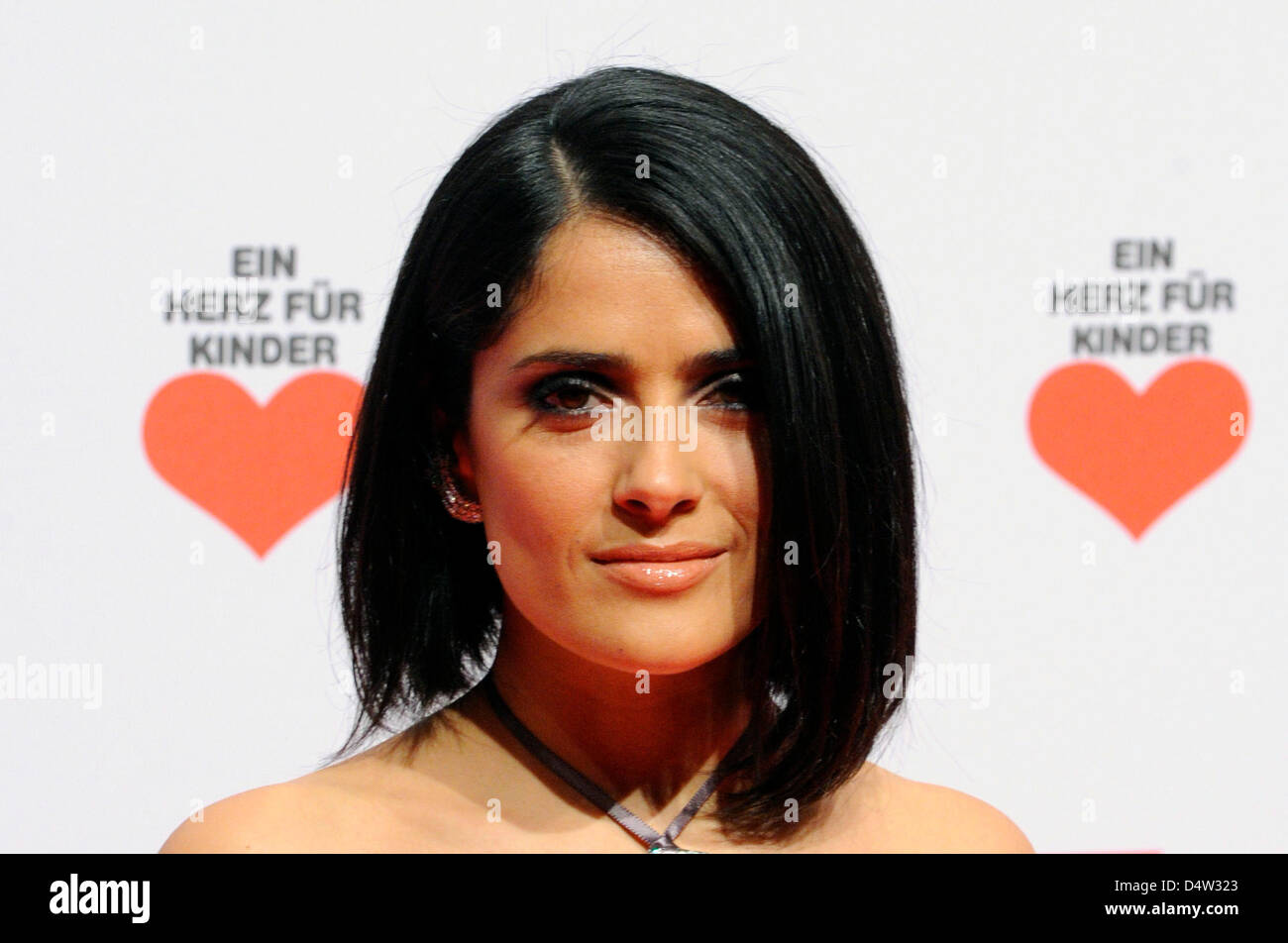 Mexican actress Salma Hayek at the charity gala 'A Heart for Children' ('Ein Herz für Kinder') in Berlin, Germany, 12 December 2009. German tv station 'ZDF' and tabloid 'Bild' staged the charity event in favour of German and international children aid projects. Photo: Jens Kalaene Stock Photo