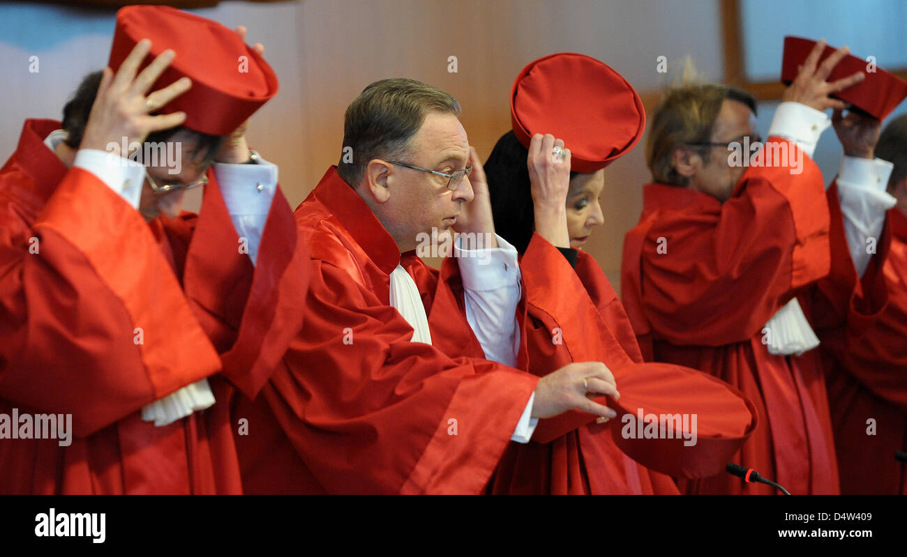 Members of the first senate, judges (L-R) Johannes Masing, Hans-Juergen Papier (chairman), Christine Hohmann-Dennhardt and Reinhard Gaier take off their hats at the beginning of a court hearing of a lawsuit against the new German telecommunications data preservation law at the Federal Constitutional Court in Karlsruhe, Germany, 15 December 2009. The same day Germany's highest court Stock Photo