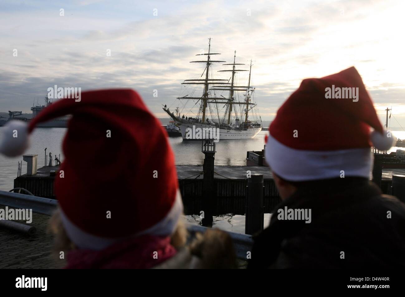 Germany's navy sailing school ship 'Gorch Fock' returns to its home harbour in Kiel, Germany, 15 December 2009. Gorch Fock returned after a journey of 112 days and 13.000 nautical miles, her longest ever autumn 'cruise'. Alltogether 267 cadets completed their basic training in three shifts. Photo: CARSTEN REHDER Stock Photo