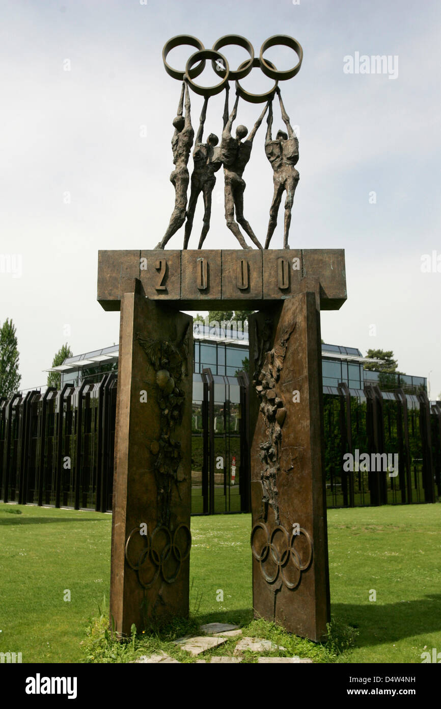 A sculpture in front of the entrance of the IOC (International Olympic Committee) headquarters in Lausanne, Schweiz, 09 May 2008. Photo: FRANK MAY Stock Photo