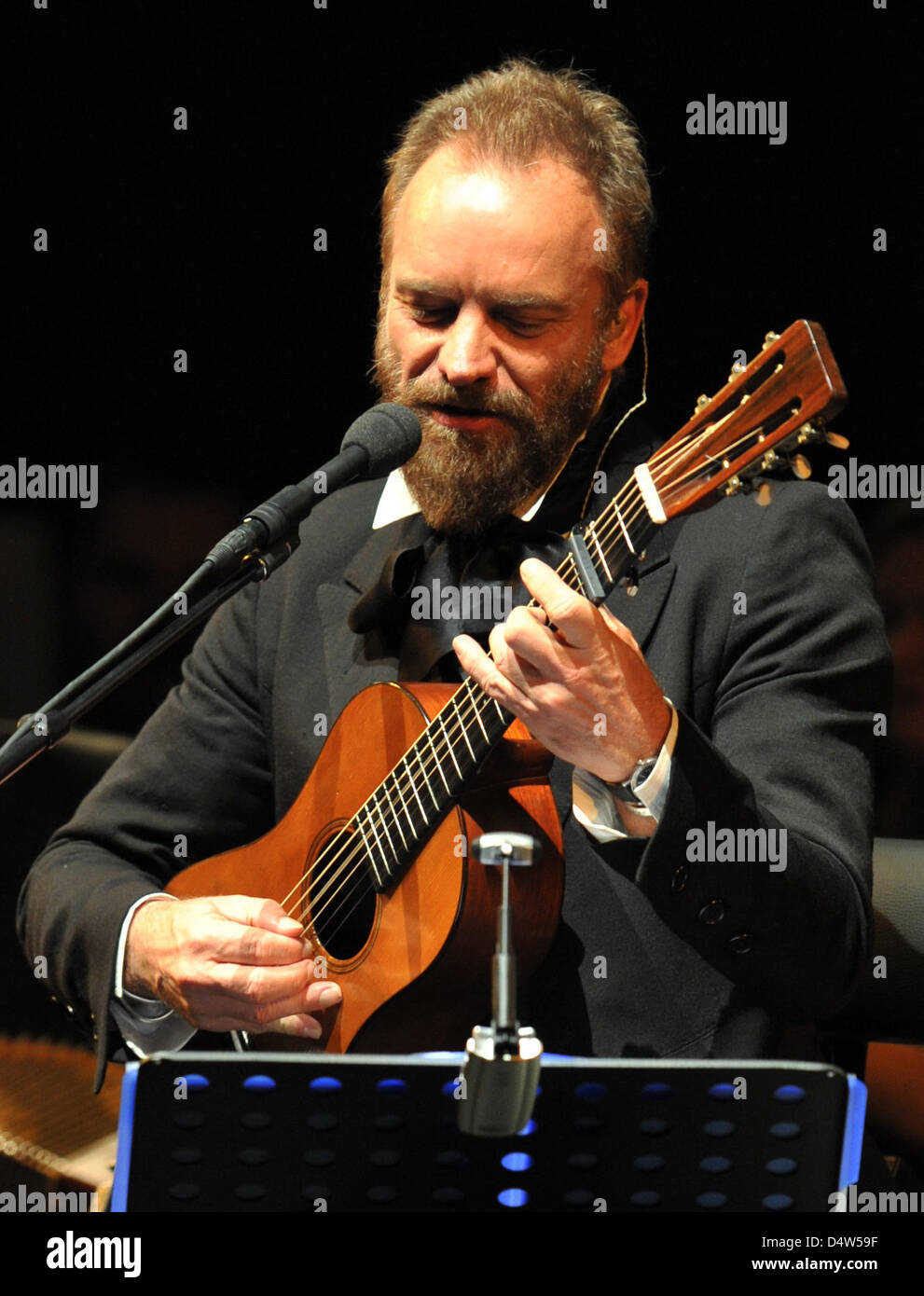 British singer Sting plays the lute during his concert at the 'Festival Theatre' ('Festspielhaus') in Baden Baden, Germany, 17 December 2009. Sting, former singer of the band 'The Police', presented his new album 'If On A Winter's Night' during his only concert in Germany. Photo: Rolf Haid (ATTENTION: EDITORIAL USE ONLY!) Stock Photo