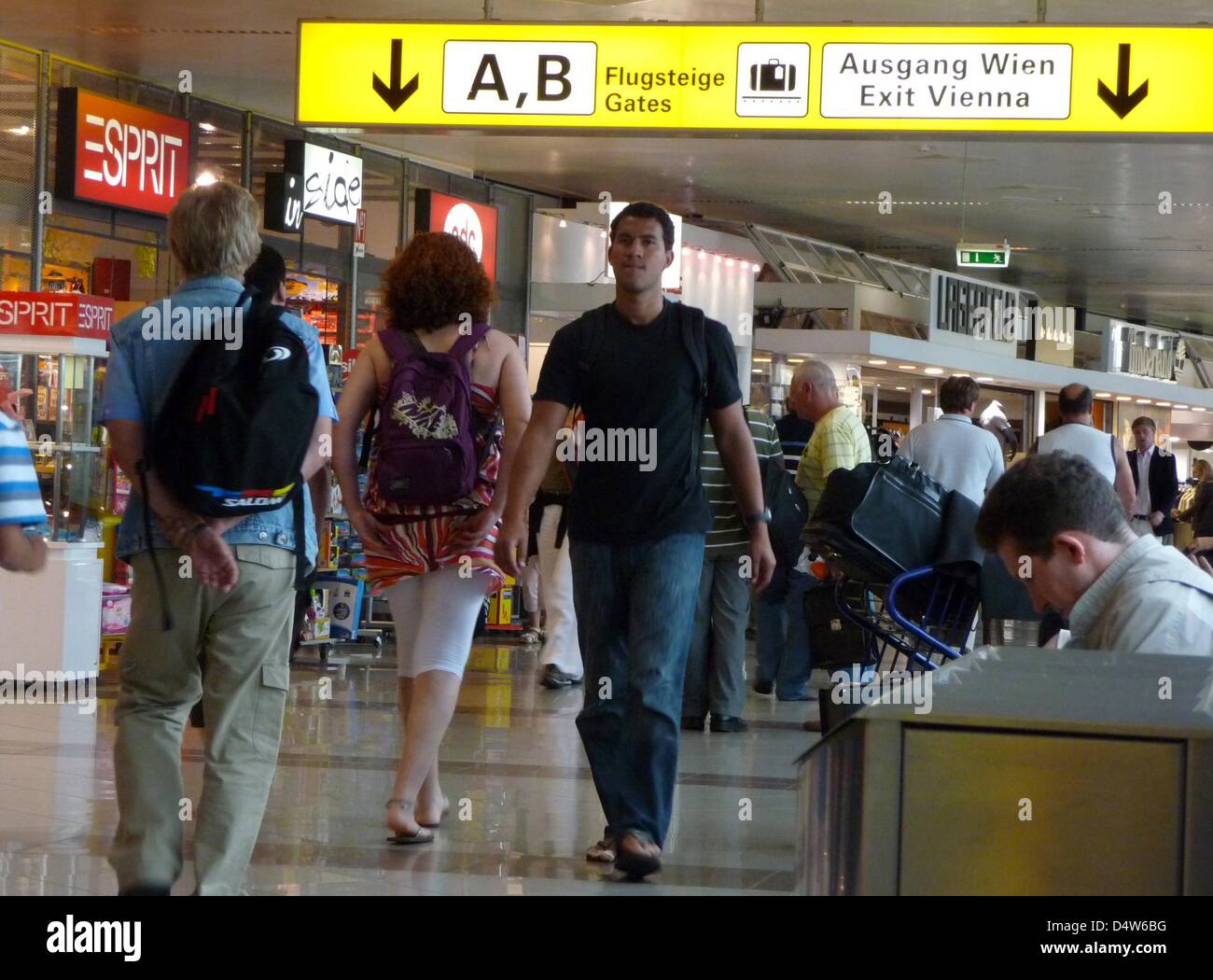 Passengers in the depature hall at the airport in Vienna-Schwechat, Austria, 10 August 2009. ?Austrian arrows operated by Tyrolean? is the regional airline of Austrian Airlines Group. Photo: Beate Schleep Stock Photo