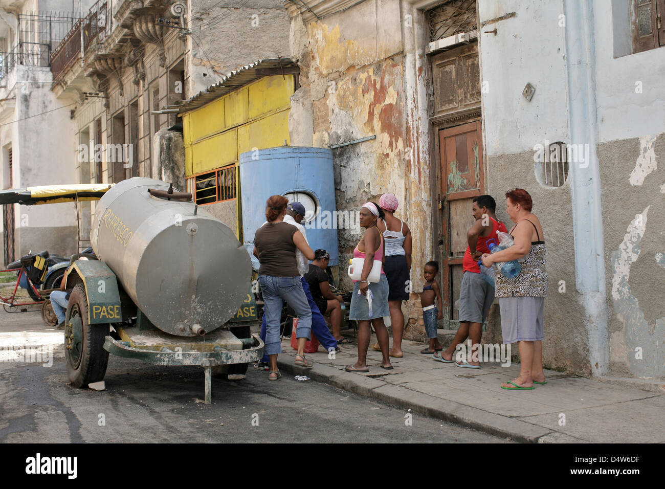 A group of people stands around a water tank for drinking water in Havanna, Cuba, 21 September 2009. Photo: Fredrik von Erichsen Stock Photo