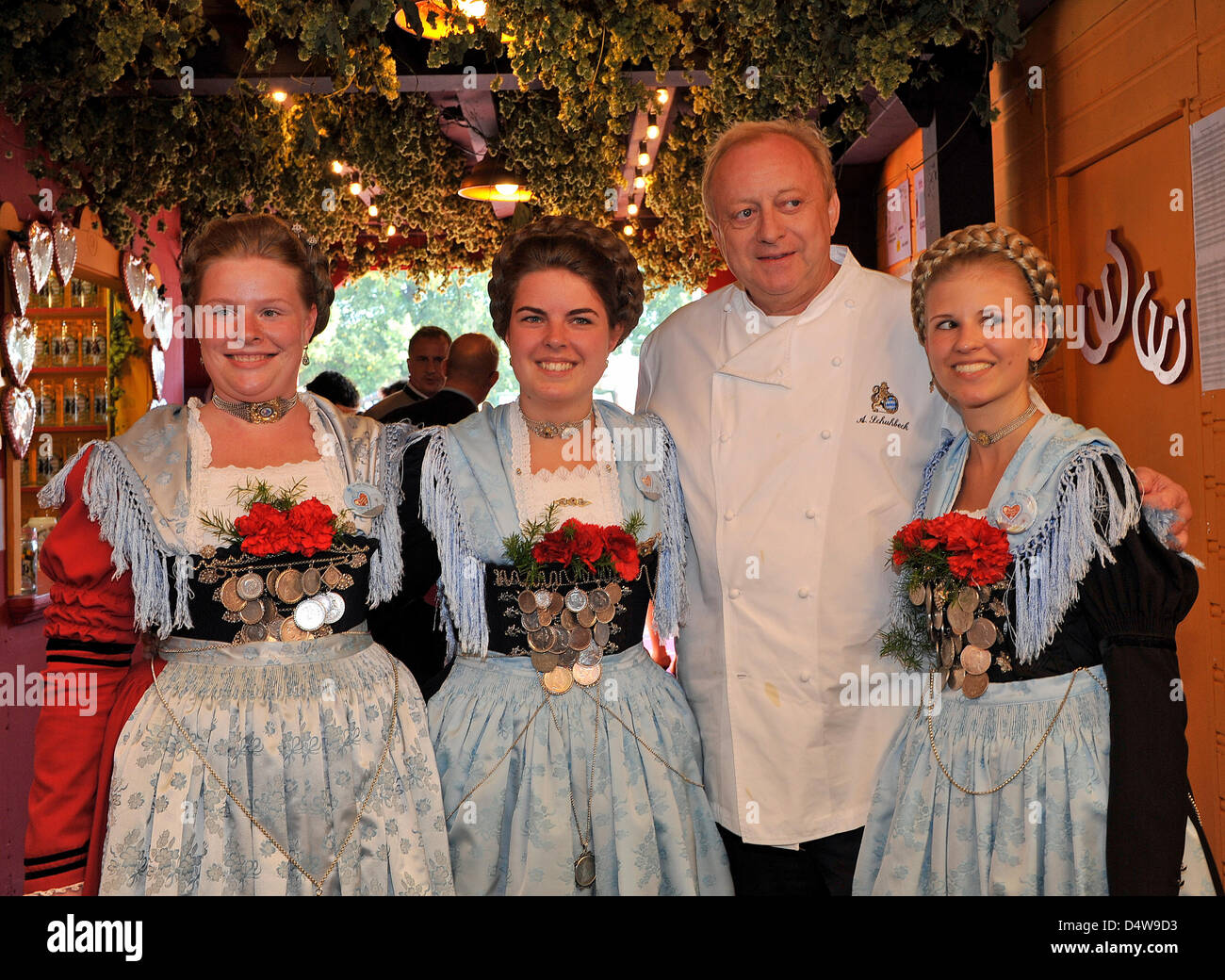 German star chef Alfons Schuhbeck (2R) smiles as he arrives for the so