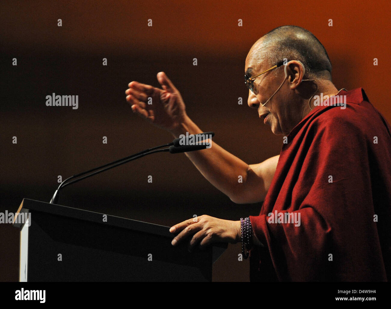 Der Dalai Lama spricht am Dienstag (21.09.2010) in der Dreiländerhalle in Passau (Niederbayern). Der 75-Jährige wird mit dem 'Menschen-in-Europa'-Preis der Verlagsgruppe ('Passauer Neue Presse') ausgezeichnet. Nach Angaben des Verlages werde das politische und religiöse Oberhaupt der Tibeter für sein vorbildliches Wirken geehrt. Bis Dezember sind in Passau Ausstellungen und mehrere Stock Photo