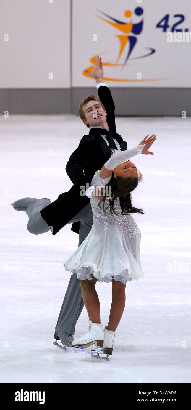 Russian figure skaters Ekaterina Riazanova and Ilia Tkachenko dance during the Ice Dance discipline at the 42nd Nebelhorn Trophy in Oberstdorf, Germany, 23 September 2010. Photo: Karl-Josef Hildenbrand Stock Photo