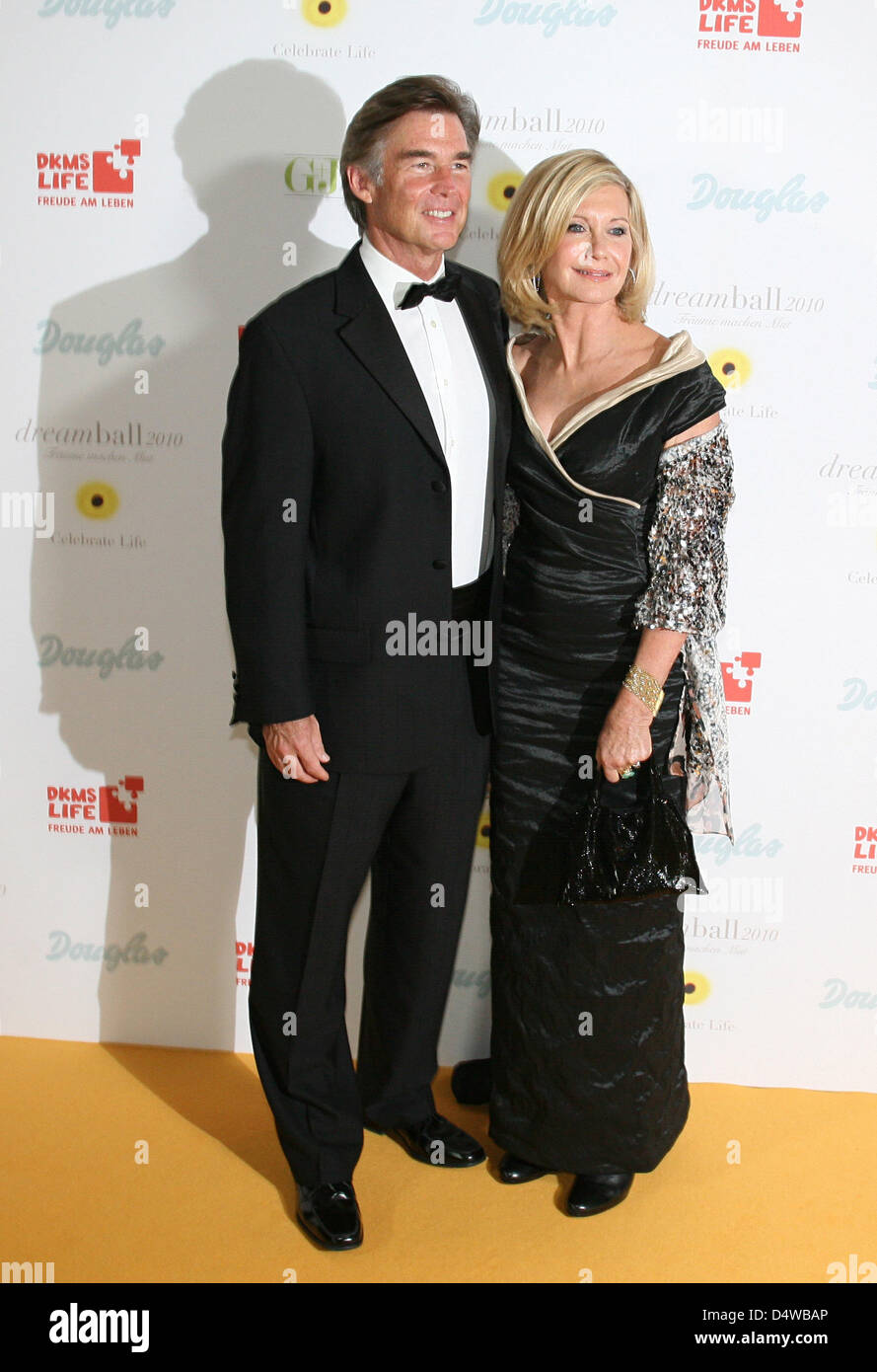 Singer Olivia Newton-John (R) and her husband John Easterling (L) arrive for the Dreamball 2010 charity event in Berlin, Germany, 23 September 2010. German bonemarrow donour centre DKMS invited guests from society. media and economy under the motto 'Celebrate Life'. Photo: Florian Schuh Stock Photo
