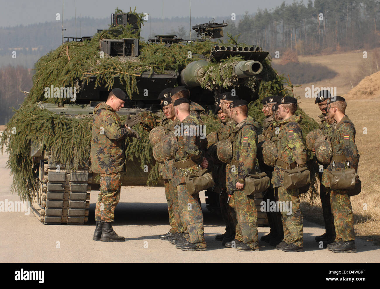 (FILE) - A file picture dated 26 February 2008 shows soldiers of the tank battalion 104 in front of a Leopard II A6 main battle tank in Pfreimd, Germany. According to information released by the daily 'Leipziger Volkszeitung', the Christian Democratic Union (CDU) and Christian Social Union (CSU) plan on downsizing the German Armed Forces to about 185,000 to 190,000 soldiers, from c Stock Photo