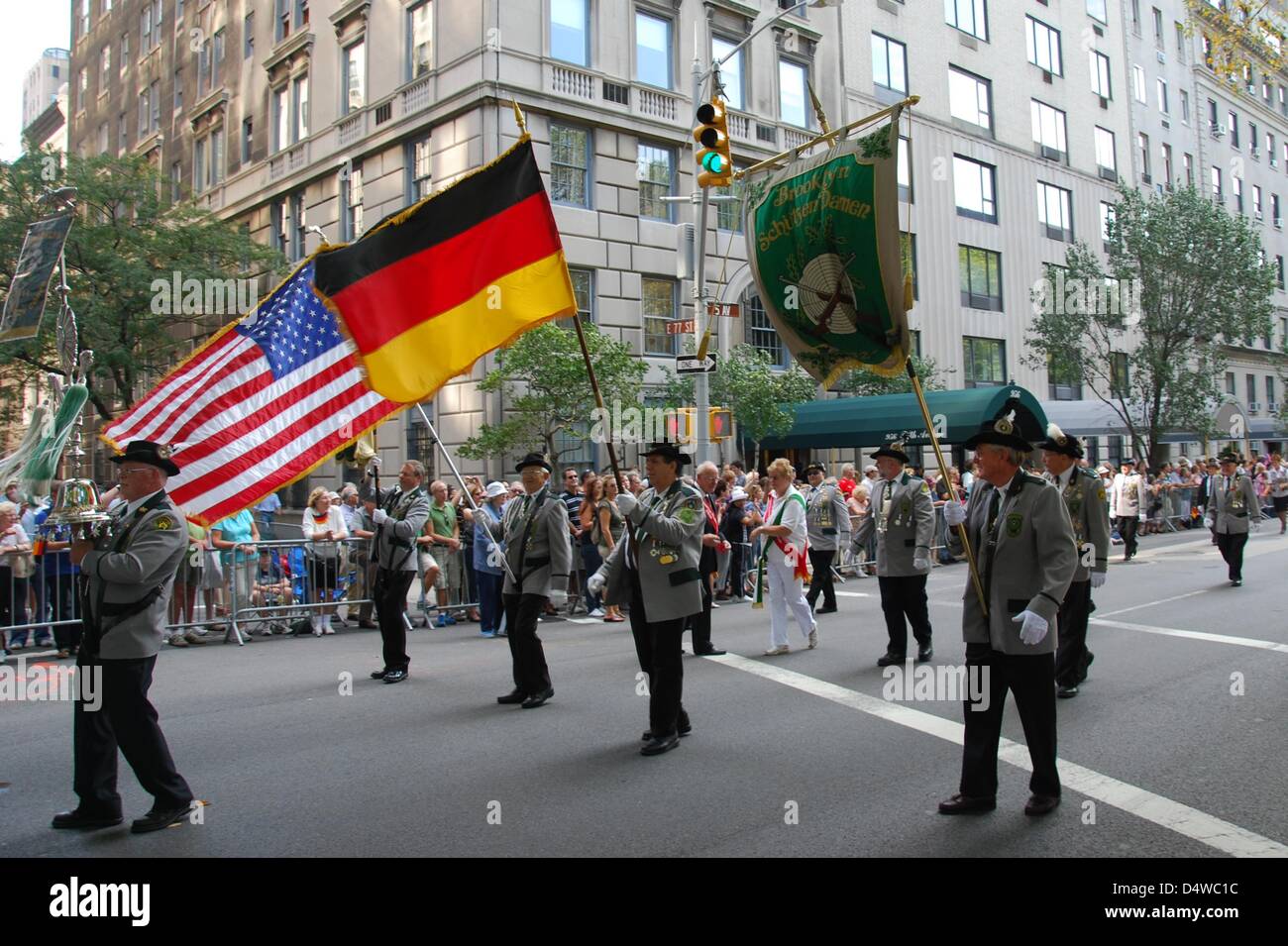 Teilnehmer der Steuben-Parade mit deutschen und US-Flaggen marschieren in Tracht, am Samstag (25.09.2010) in New York. Die Steuben-Parade in New York hat wieder zehntausende Zuschauer begeistert. Mit der jährlichen Parade soll die Kultur der deutschen Einwanderer bewahrt werden. (Zu dpa-KORR '«Deutschland ist cool!»: New York feiert Steuben-Parade' vom 26.09.2010) Foto: Chris Melze Stock Photo