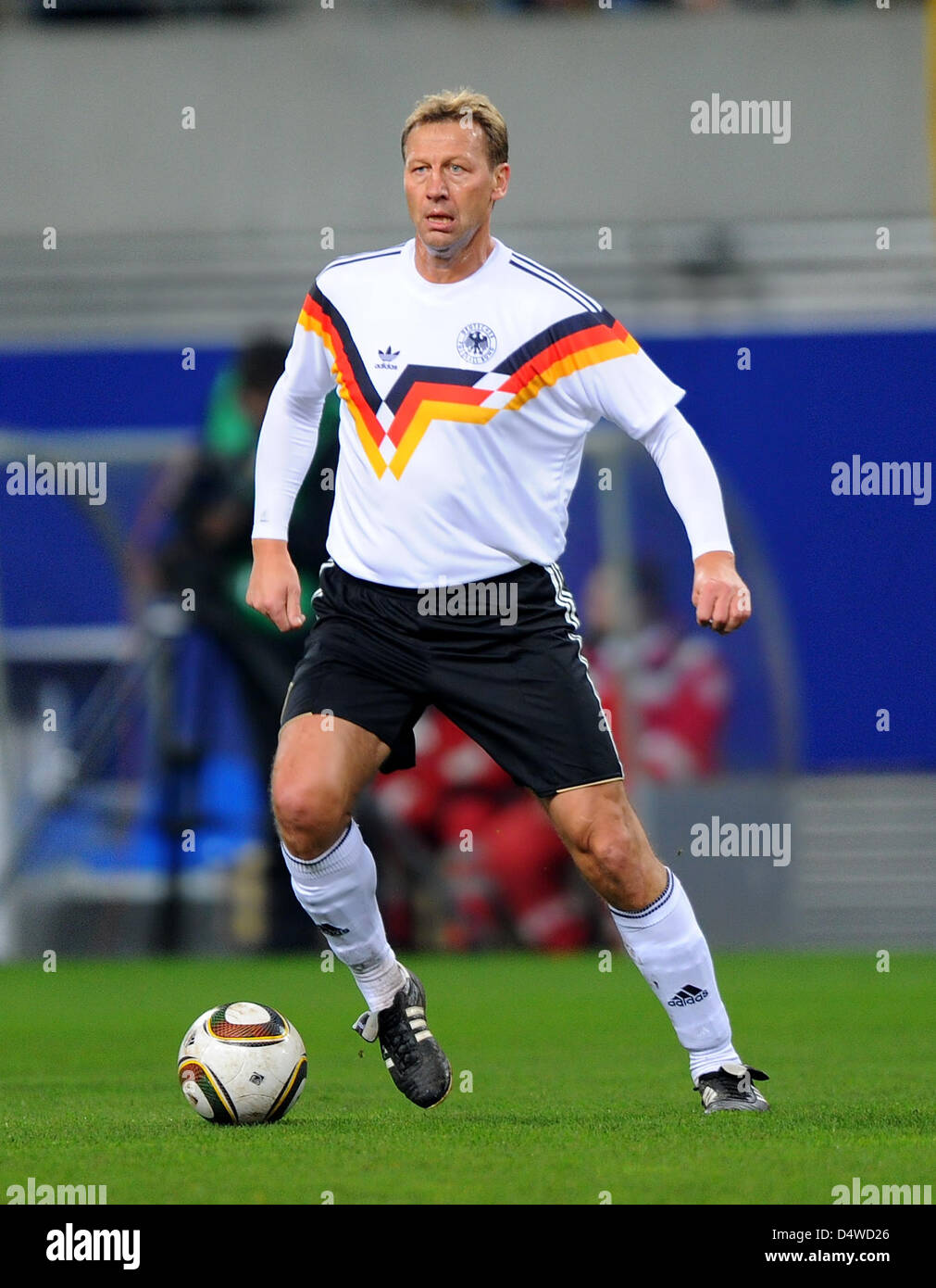 Guido Buchwald, aufgenommen am Samstag (20.11.2010) im Rahmen des 'Spiel der Legenden' in der Red Bull Arena in Leipzig. Foto: Thomas Eisenhuth dpa / Z5326 Stock Photo