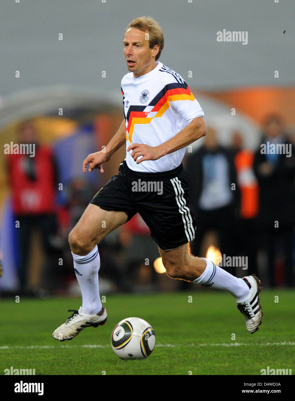 Jürgen Klinsmann, aufgenommen am Samstag (20.11.2010) im Rahmen des 'Spiel der Legenden' in der Red Bull Arena in Leipzig. Foto: Thomas Eisenhuth dpa / Z5326 Stock Photo