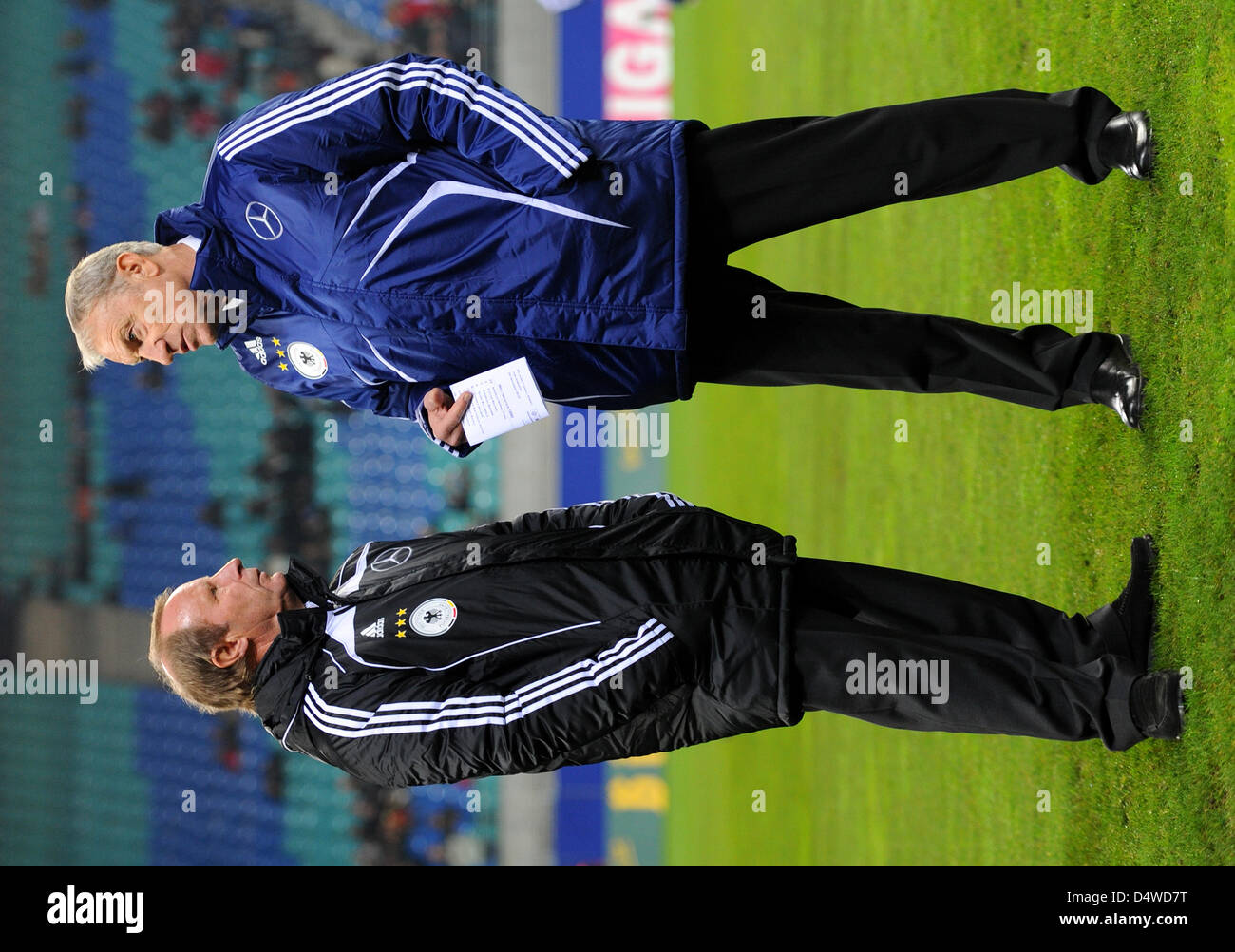 Berti Vogts (l) und Eduard Geyer, aufgenommen am Samstag (20.11.2010) im Rahmen des 'Spiel der Legenden' in der Red Bull Arena in Leipzig. Foto: Thomas Eisenhuth dpa / Z5326 Stock Photo