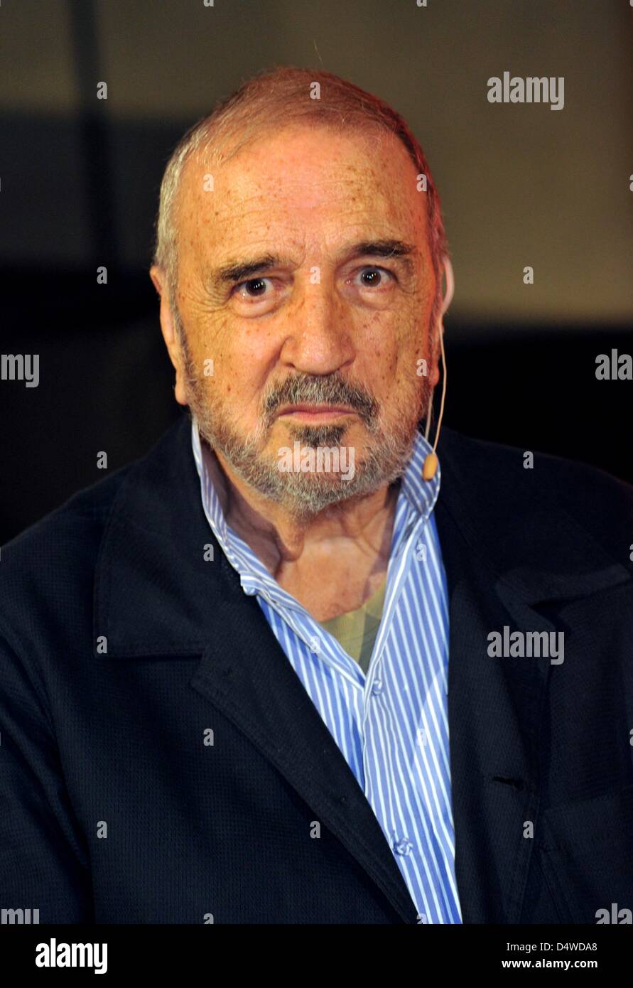 French author and screenplaywright Jean-Claude Carriere attends the Elephant round under the motto 'Double ground' in the course of Munich Literature Festival at Ludwig-Maximians University in Munich, Germany, 19 November 2010. Photo: Felix Hoerhager Stock Photo