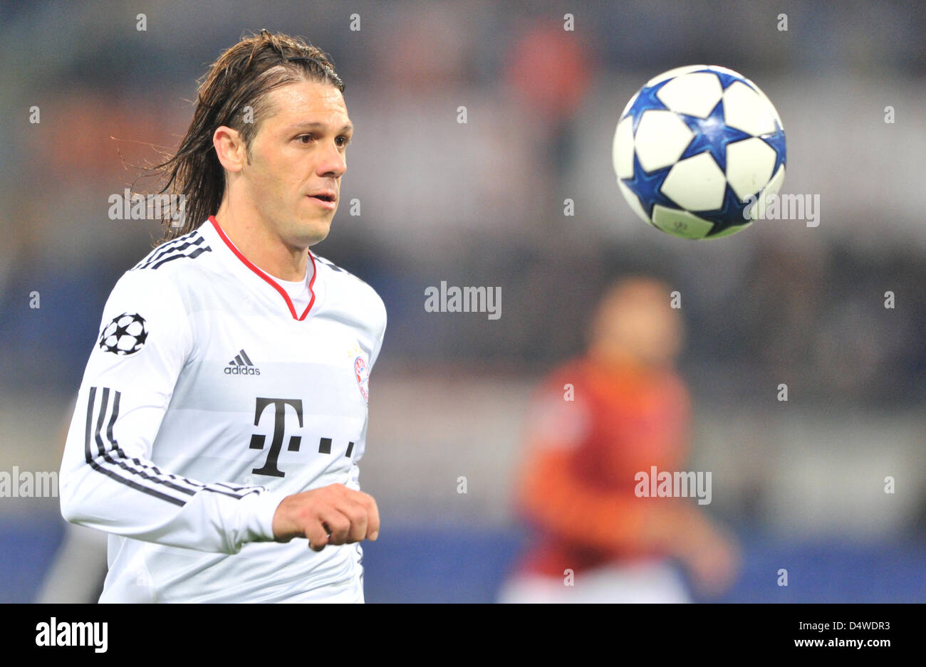 Munich's Martin Demichelis controls the ball during the Champions League group E match between AS Roma and Bayern Munich at Stadio Olimpico in Rome, Italy, 23 November 2010. Photo: Peter Kneffel Stock Photo