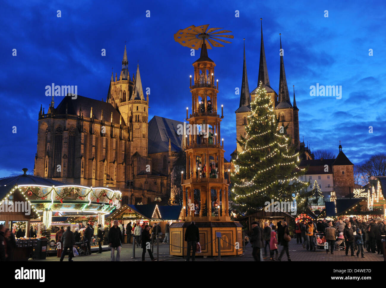 The town square in front of the Erfurt Cathedral and the Severi Church sparkles with lights in Erfurt, Germany, 24 November 2010. The 160th Christmas market expects two million visitors until 22 December 2010. Different goods and treats in about 200 wooden huts, a 25m high Christmas tree and a crib with life-sized figures are only some of the attractions of the market. Photo: Marti Stock Photo