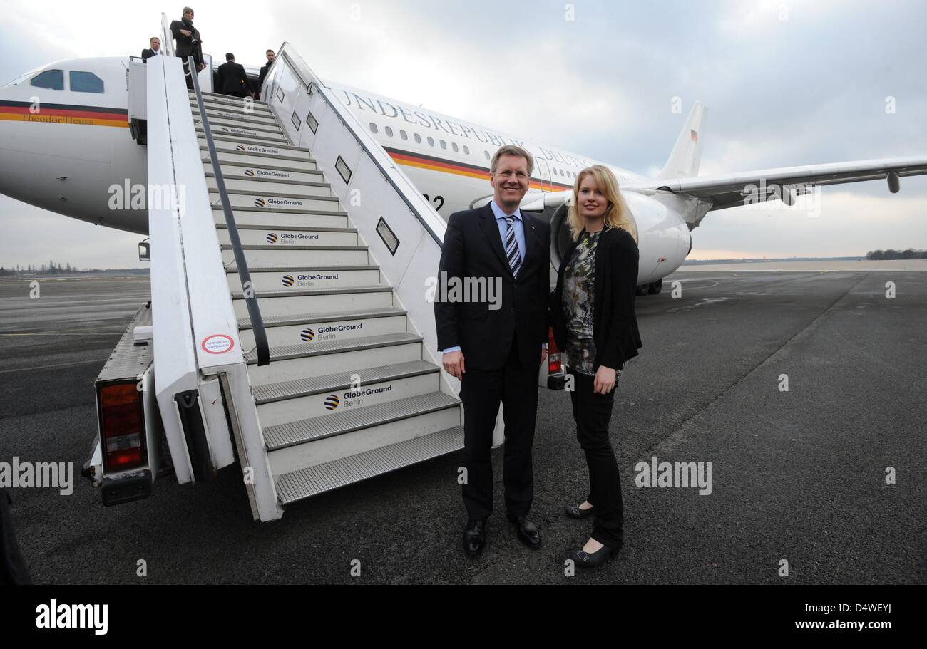 German President Christian Wulff and daughter Annalena pose for a picture before boarding a government plane bound for Israel at Tegel airport in Berlin, Germany, 27 November 2010. Wulff's 17-year-old daughter accompanies Mr Wulff on the four-day visit instead of wife Bettina. The choice of travel companion is supposed to symbolize the importance of transmitting the memory of the H Stock Photo