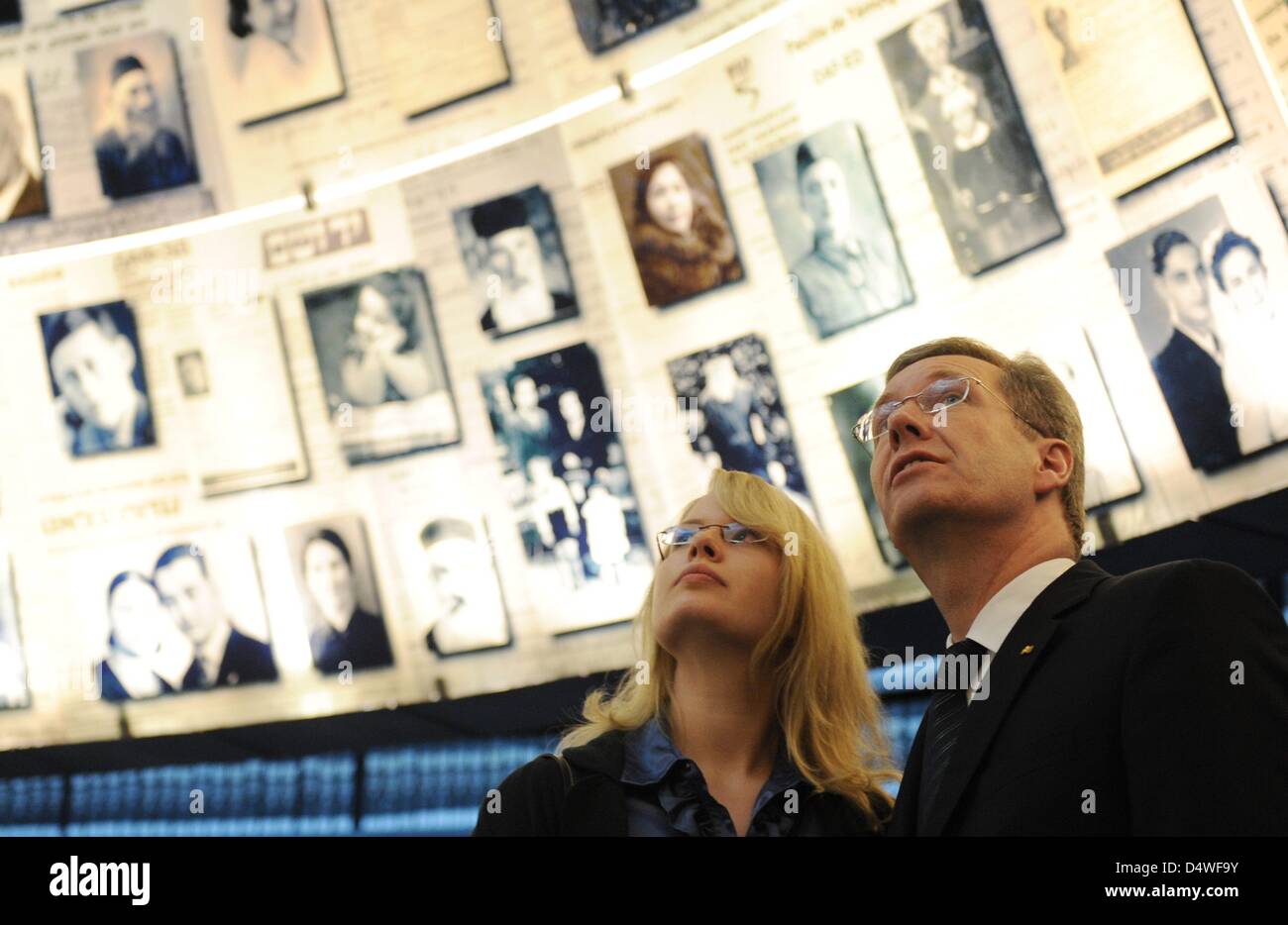 German President Wulff and his daughter Annalena look at pictures in the 'Hall of Names' at the Jad Vaschem Memorial in Jerusalem, Israel, 28 November 2010. Wulff's state visits will end in the Palestinian territories in Tuesday 20 November. Photo: Rainer Jensen Stock Photo