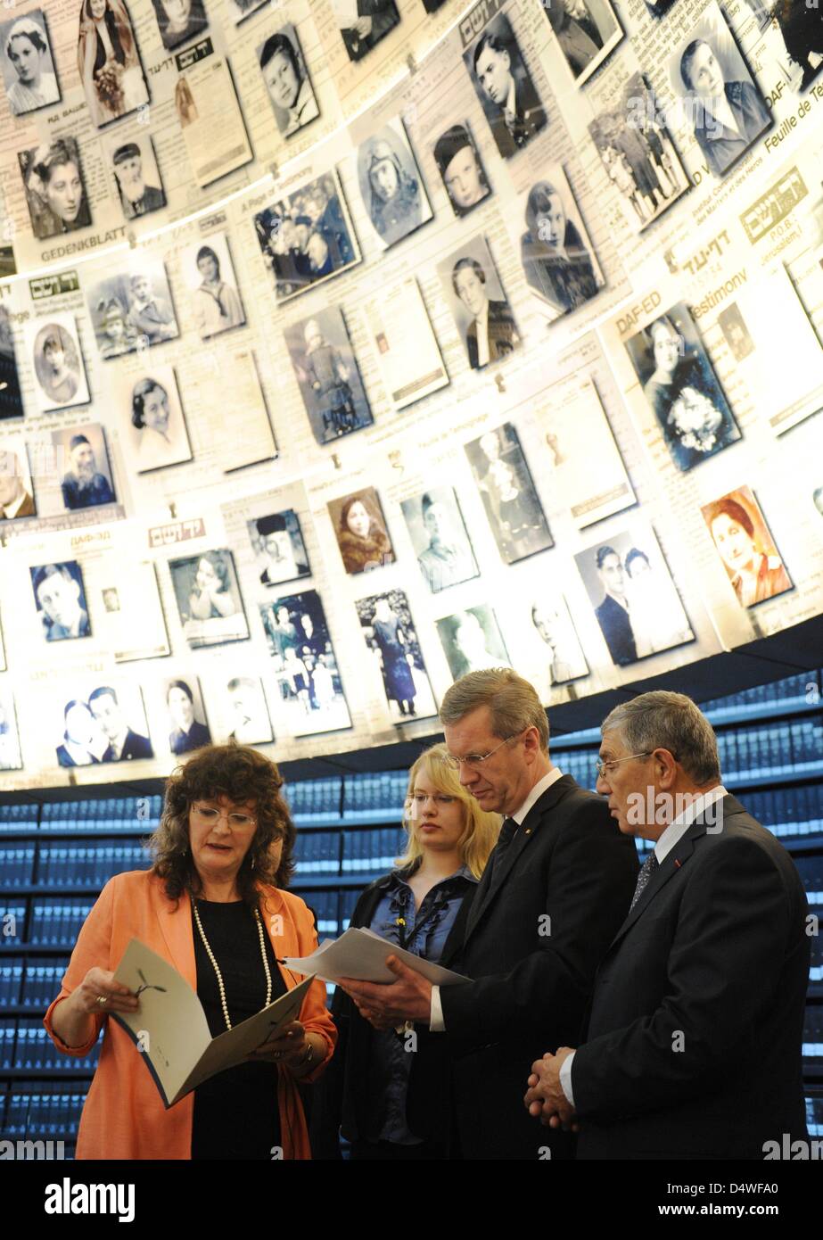 German President Wulff and his daughter Annalena look at pictures in the 'Hall of Names' together with the chairman of the board of directors Avner Shalev at the Jad Vaschem Memorial in Jerusalem, Israel, 28 November 2010. Wulff's state visits will end in the Palestinian territories on Tuesday 20 November. Photo: Rainer Jensen Stock Photo