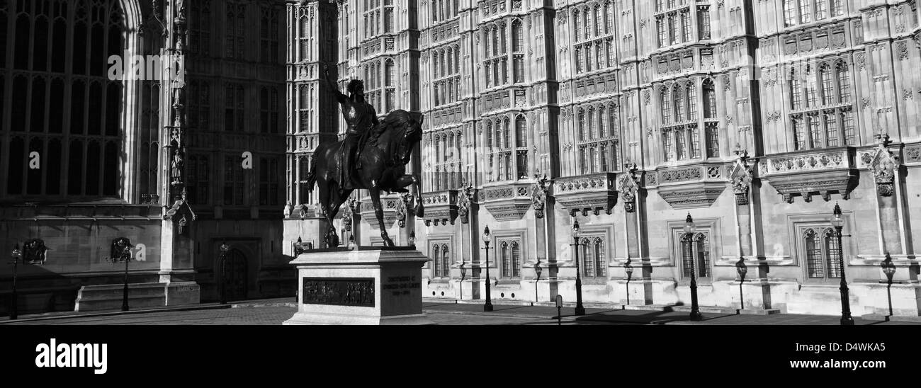 Richard 1 Statue, Houses of Parliament, North Bank, Westminster, London City, England, UK Stock Photo