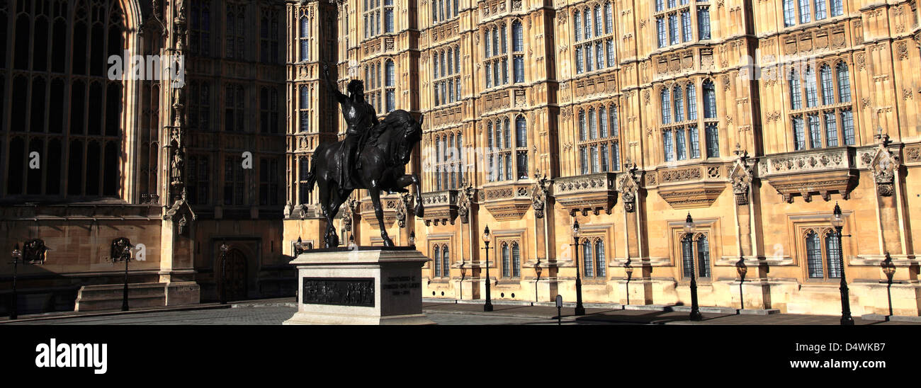 Richard 1 Statue, Houses of Parliament, North Bank, Westminster, London City, England, UK Stock Photo