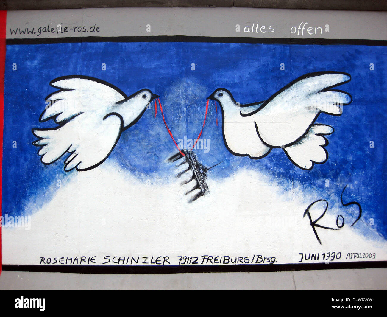 The artwork by Rosemarie Schinzler, 'Alles Offen' (Everything is open), is pictured on a section of the Berlin Wall at the East Side Gallery on Mühlenstrasse in Berlin, Germany, in August 2009. The concrete parts of the Berlin Wall between Ostbahnhof and Warschauer Strasse were painted by international artists after the opening of the inner-German border in November 1989. Photo: Dieter Palm Stock Photo